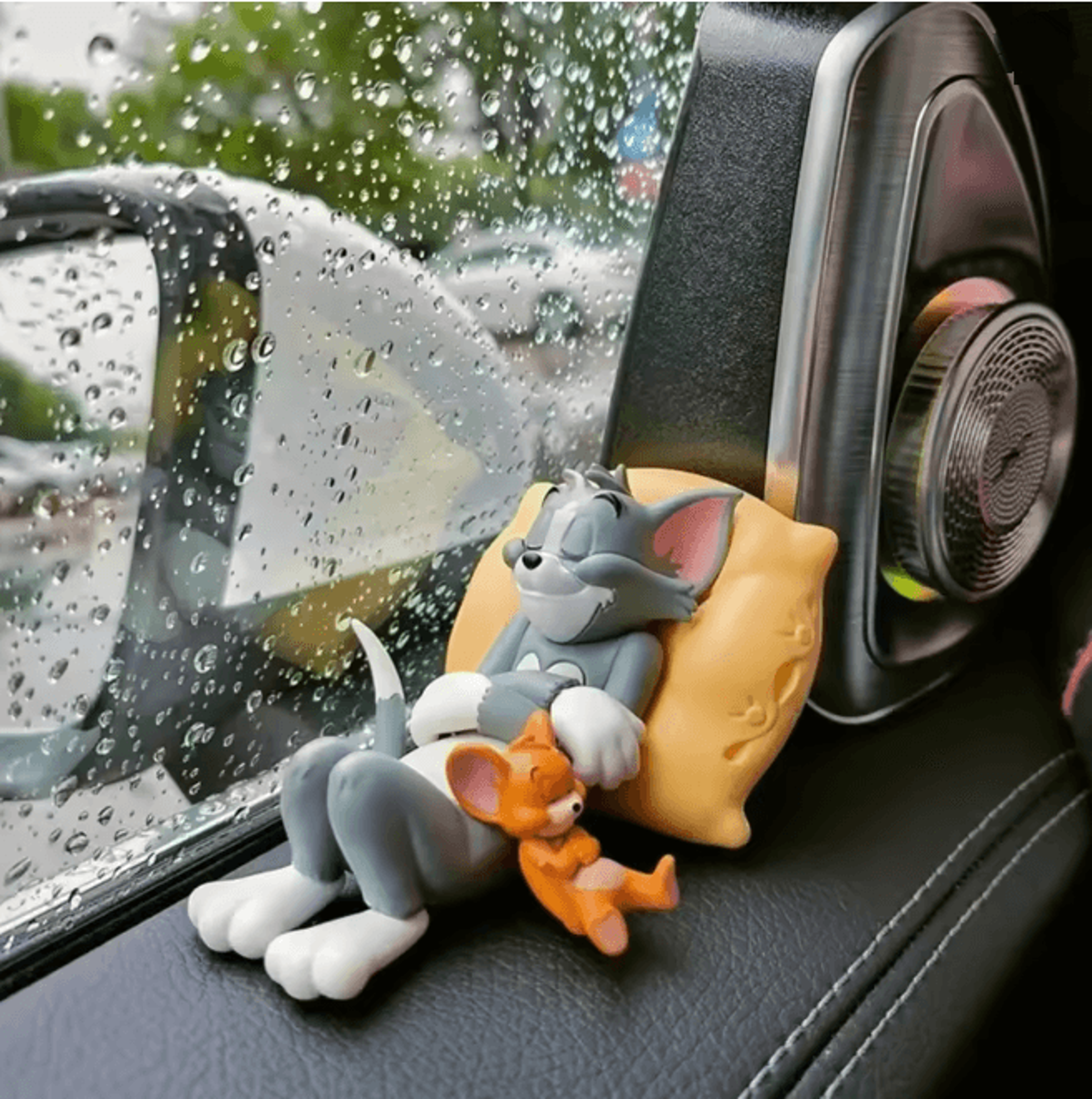 tom and jerry playful desk figurine set