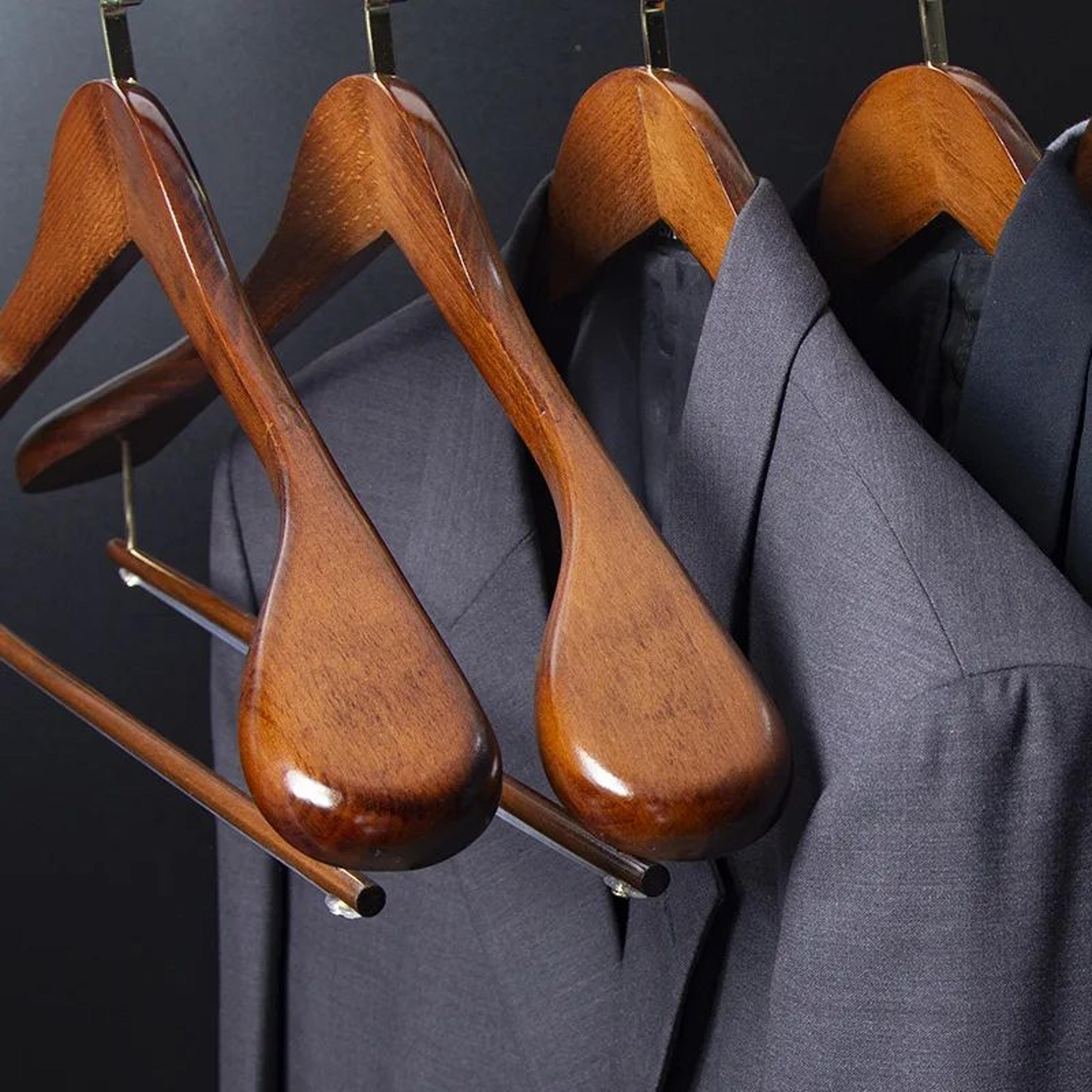 wooden wide shoulder clothes hanger with non slip flocking bar