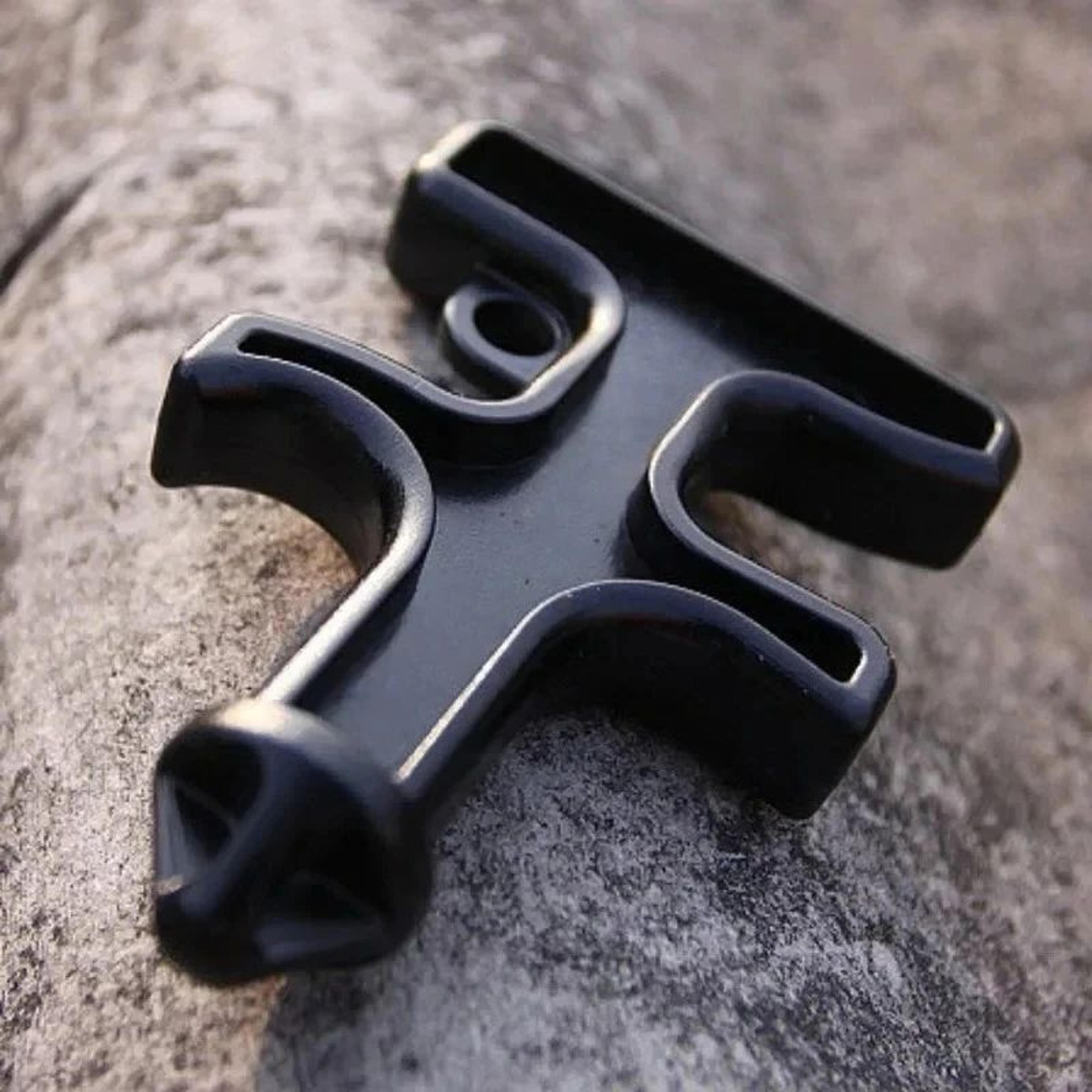 emergency car window glass breaker keychain escape tool with portable safety design