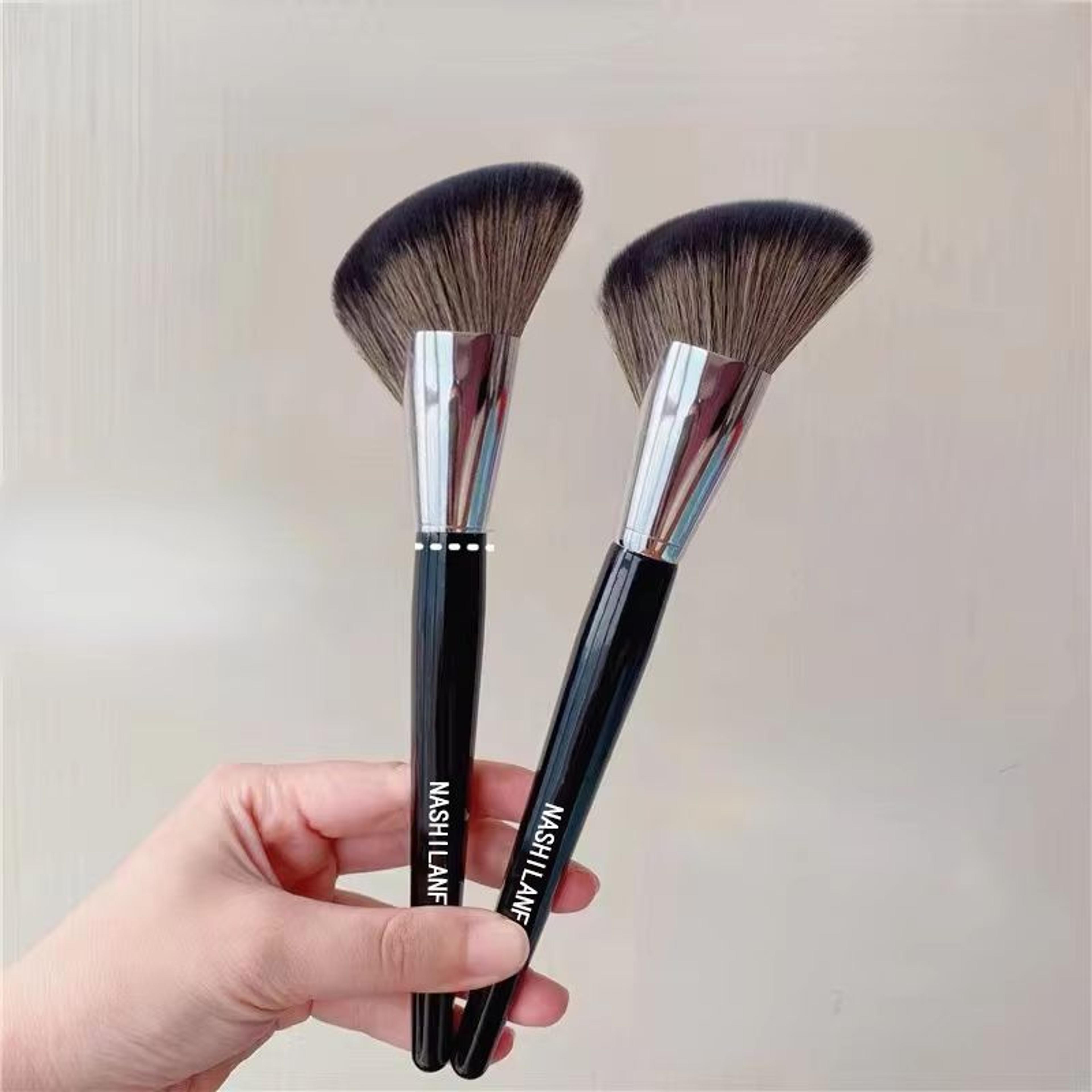black sculpting contour brush – large angled bronzer brush for blush, powder & face sculpting