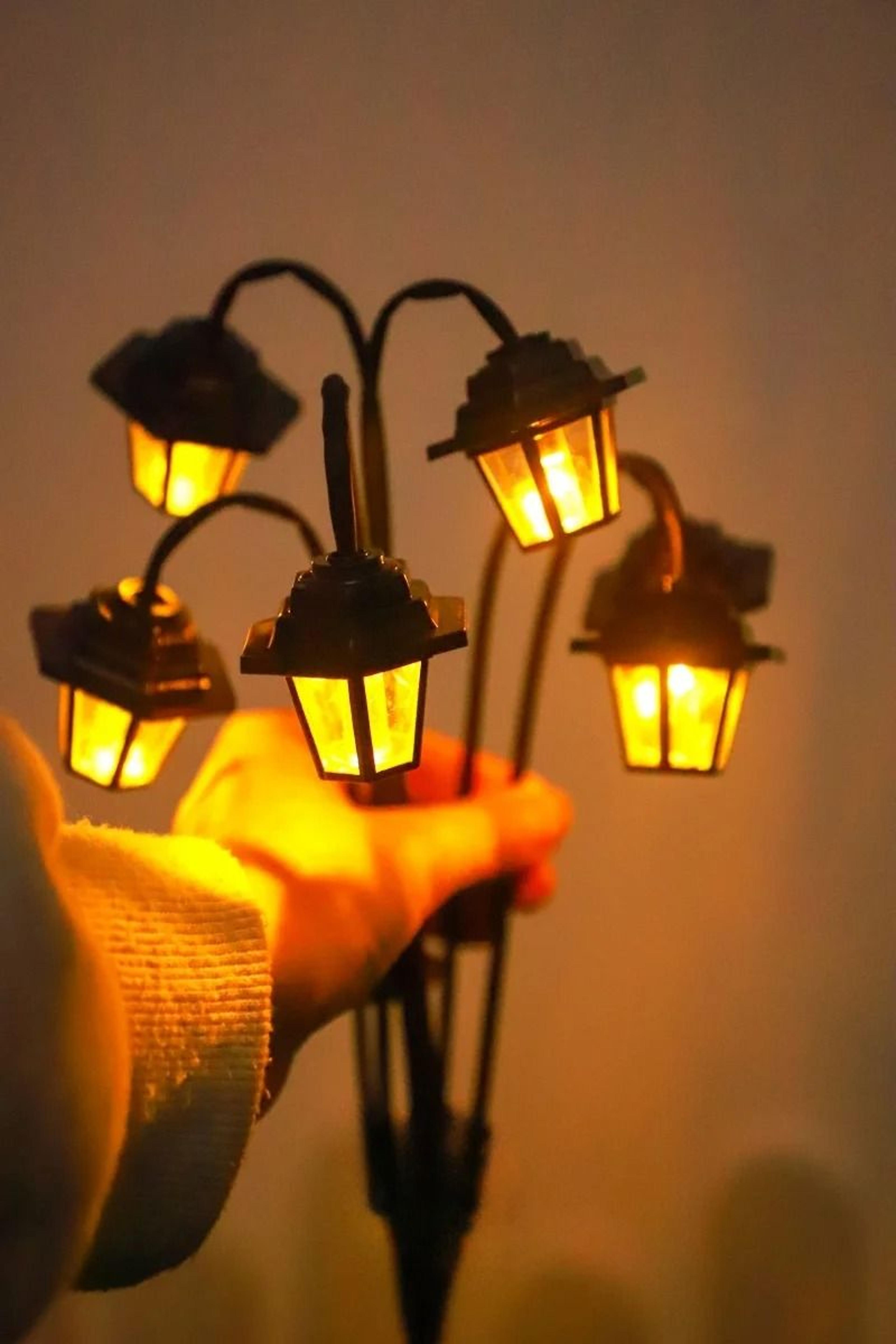 solar powered retro lantern 6 led decorative outdoor light