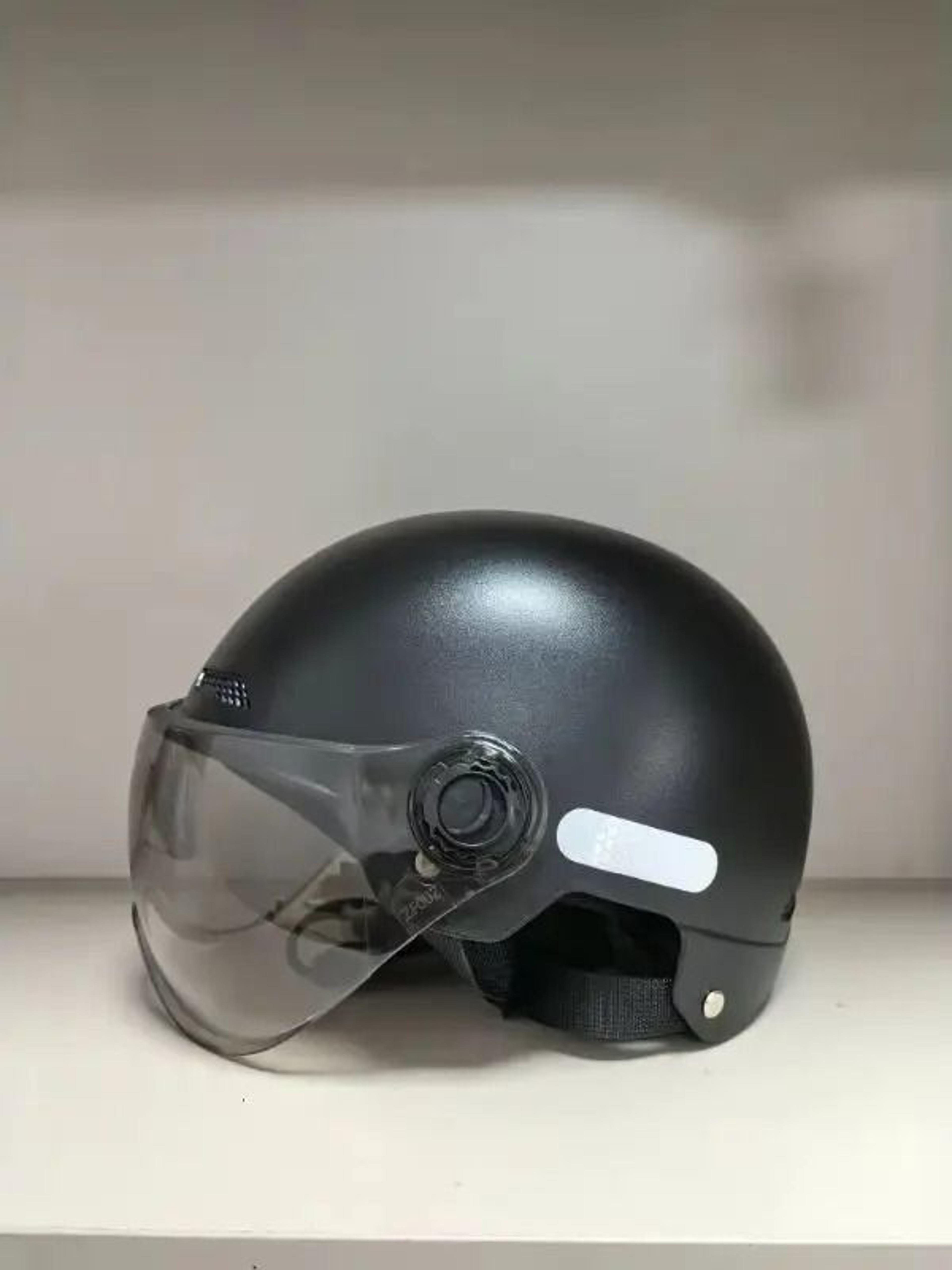 vintage black motorcycle helmet | urban commuter e-bike cycling gear with integrated goggles