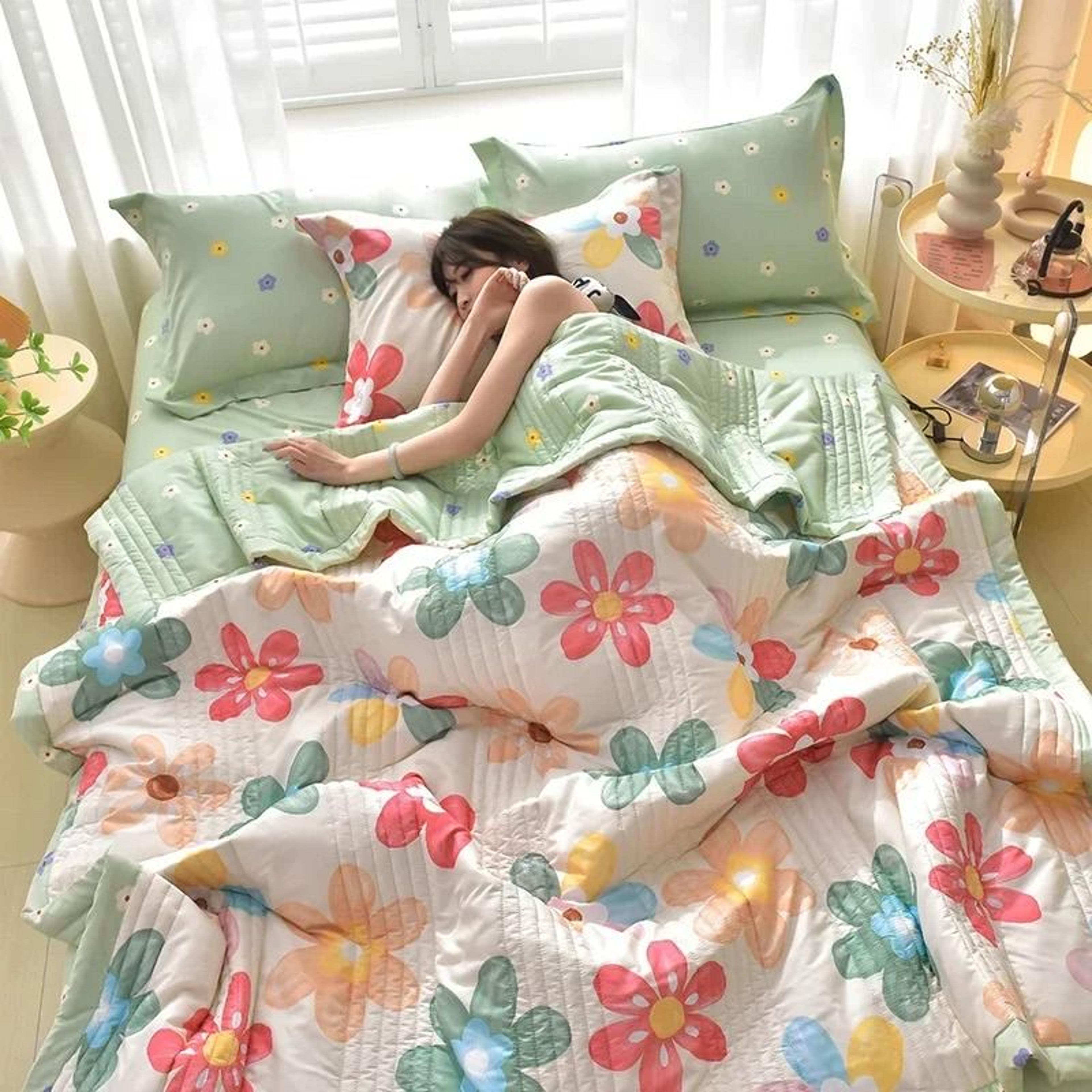 quilted spring summer lightweight duvet (soft breathable summer blanket & washable double comforter)