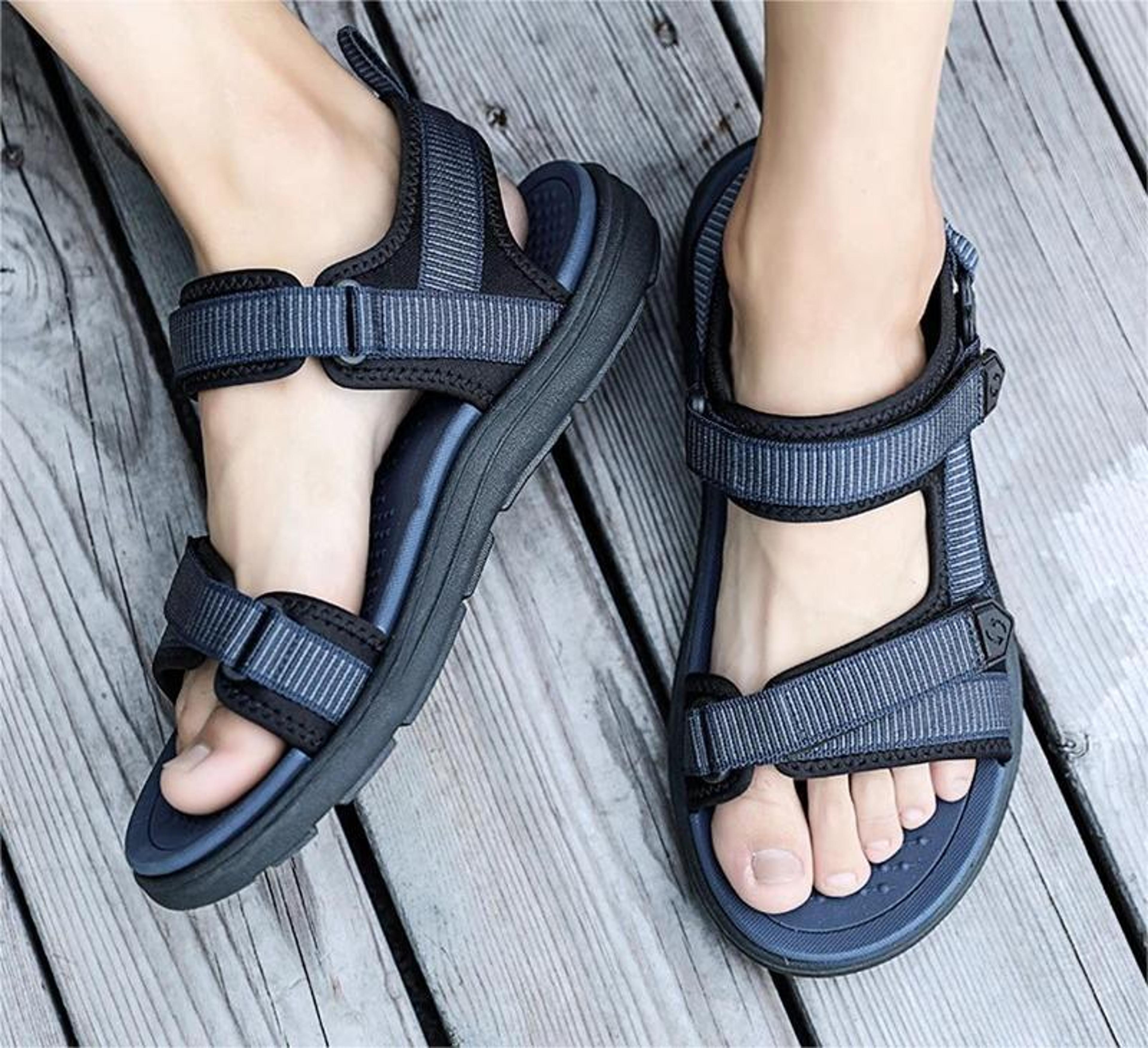 lightweight summer sandals for men with comfortable outdoor design