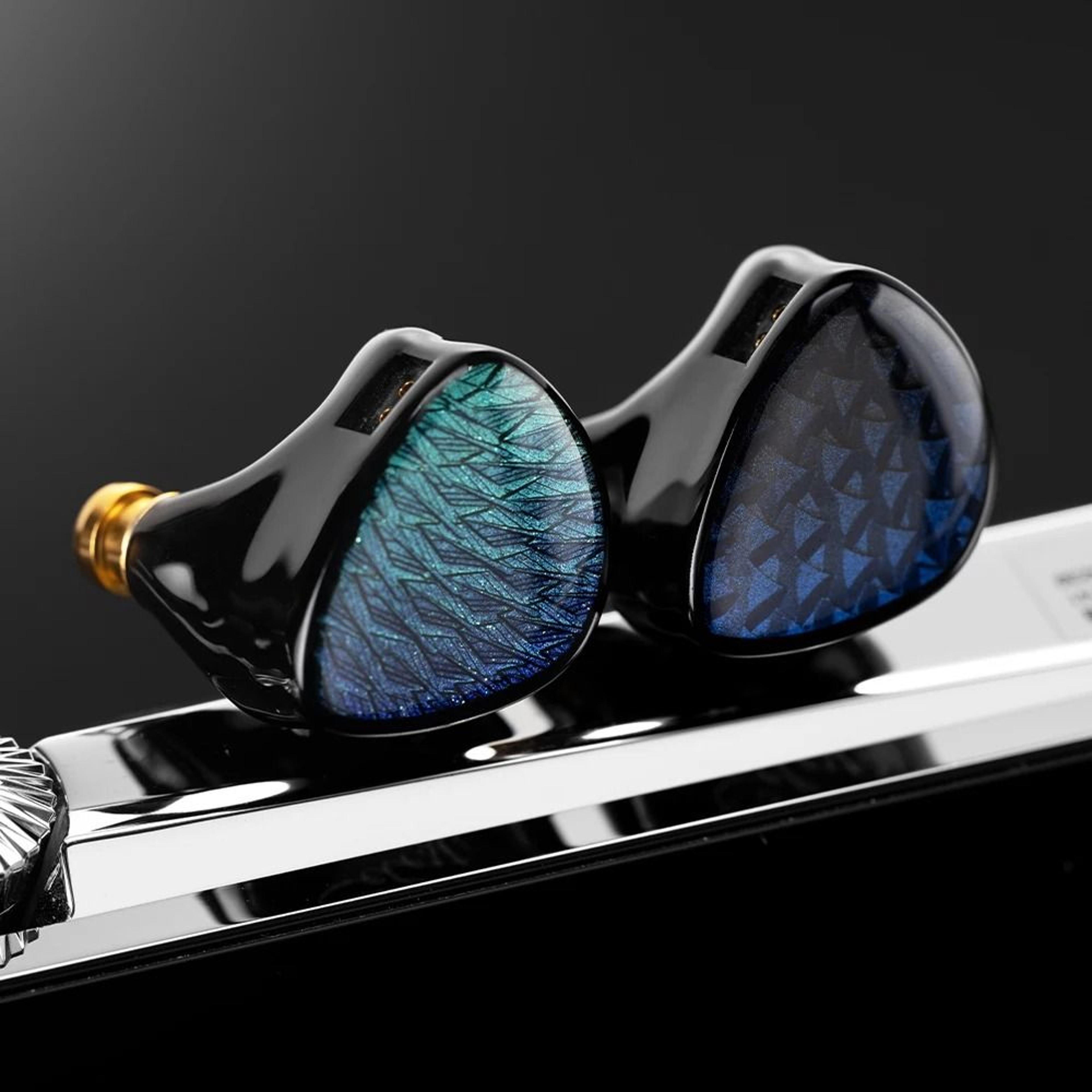 in ear headphones with 10mm dynamic driver and lcp diaphragm