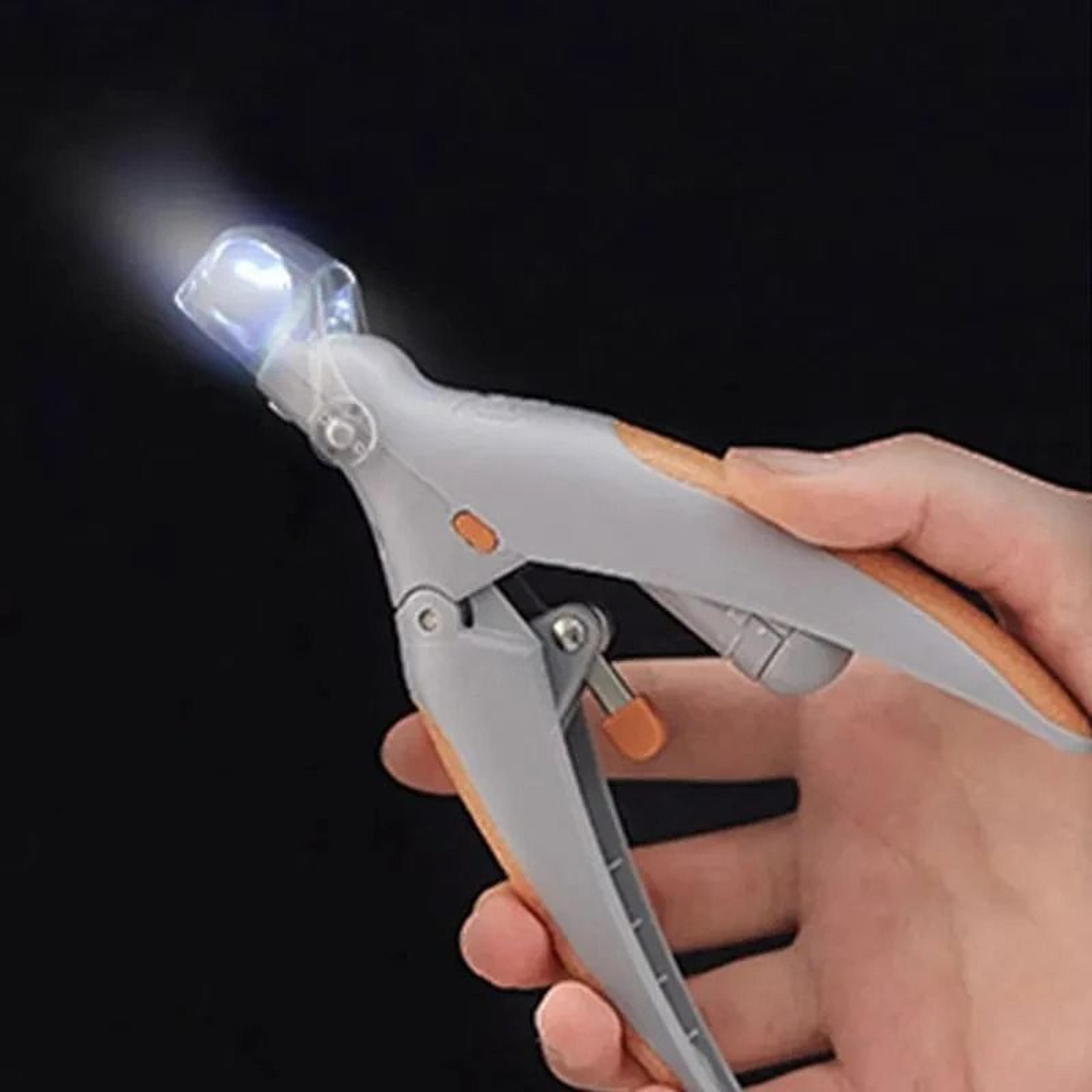 magnifying illuminated pet claw trimmer