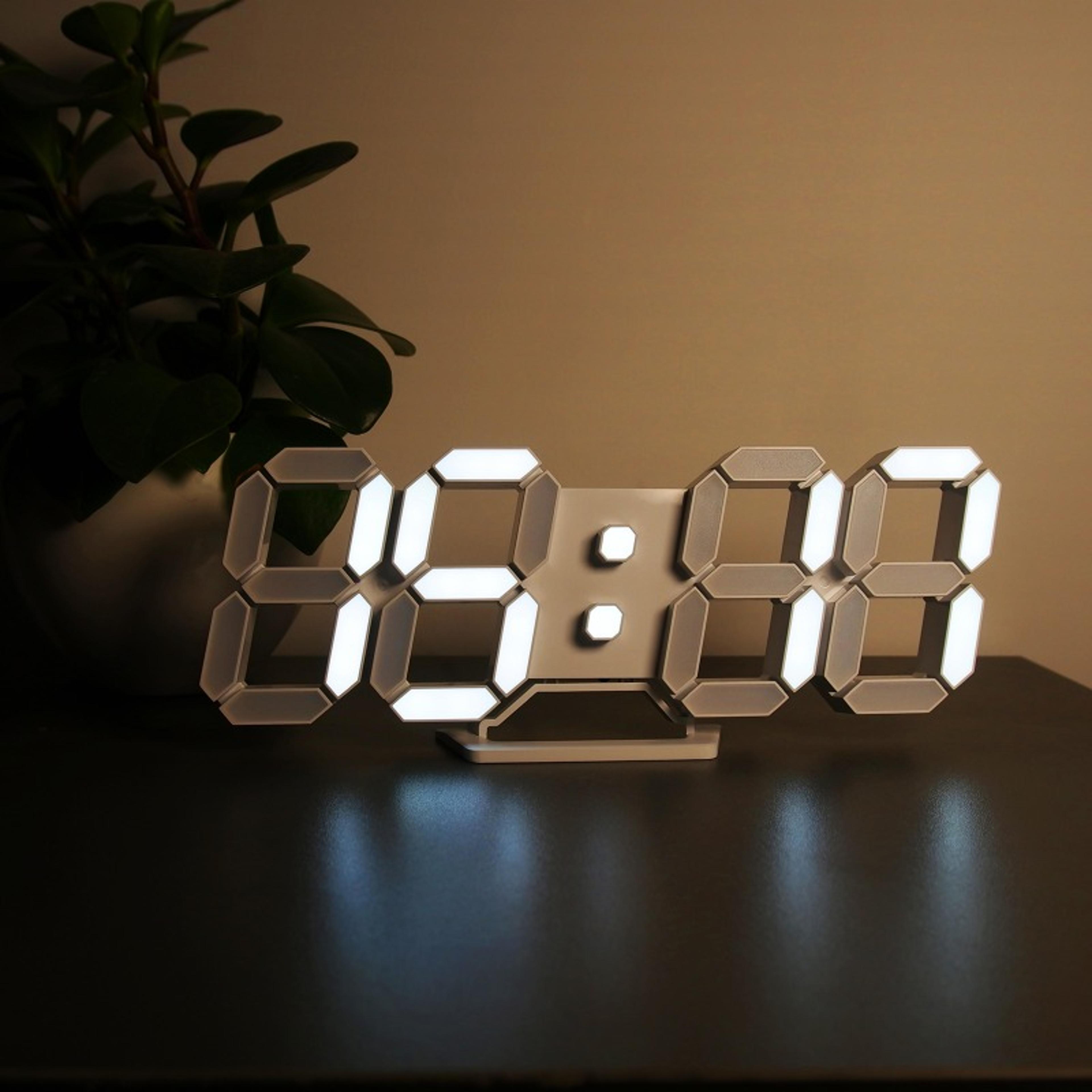 led digital wall clock with alarm, temperature display & auto dimming for bedroom and office