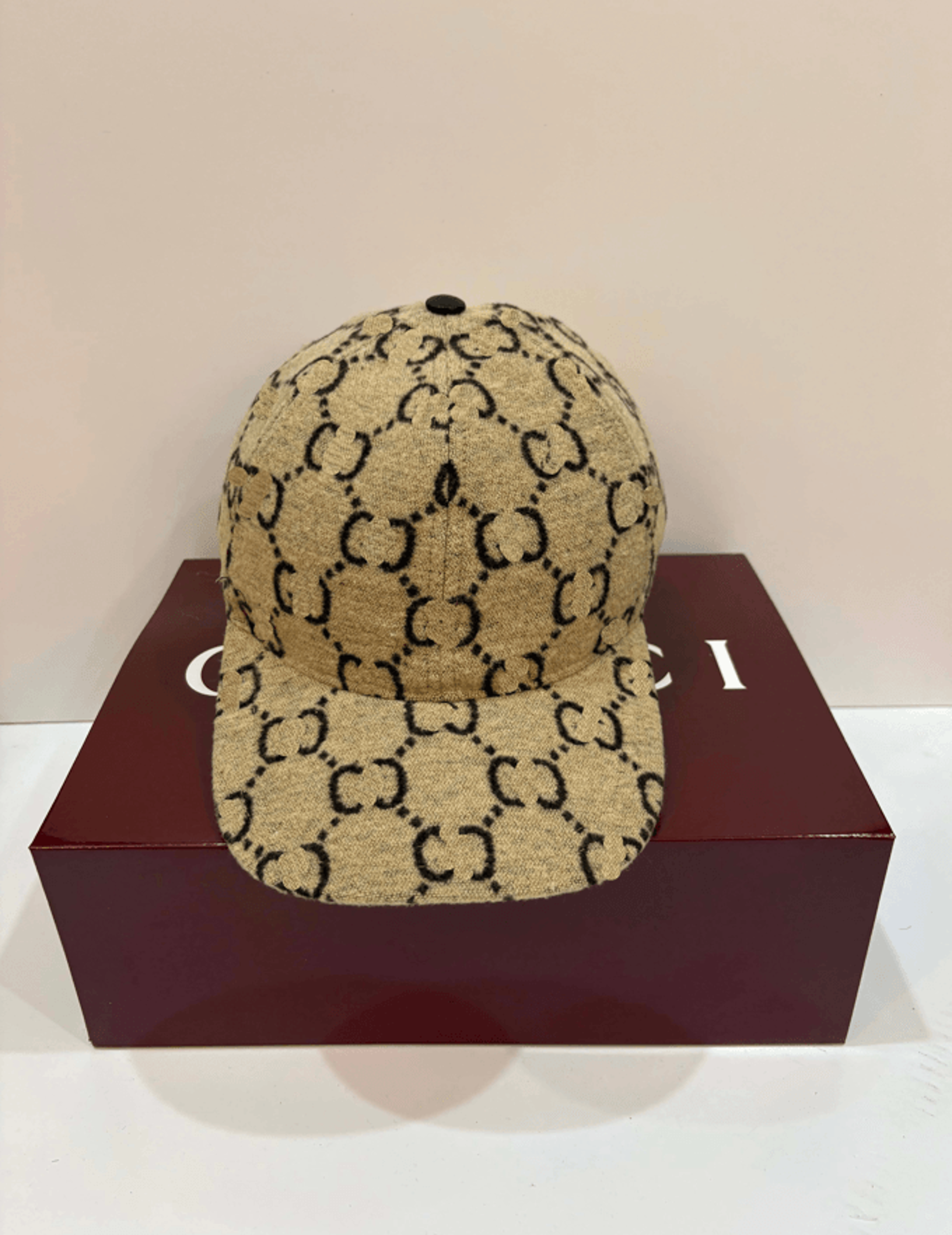 adjustable cotton baseball cap with retro embroidered letter design