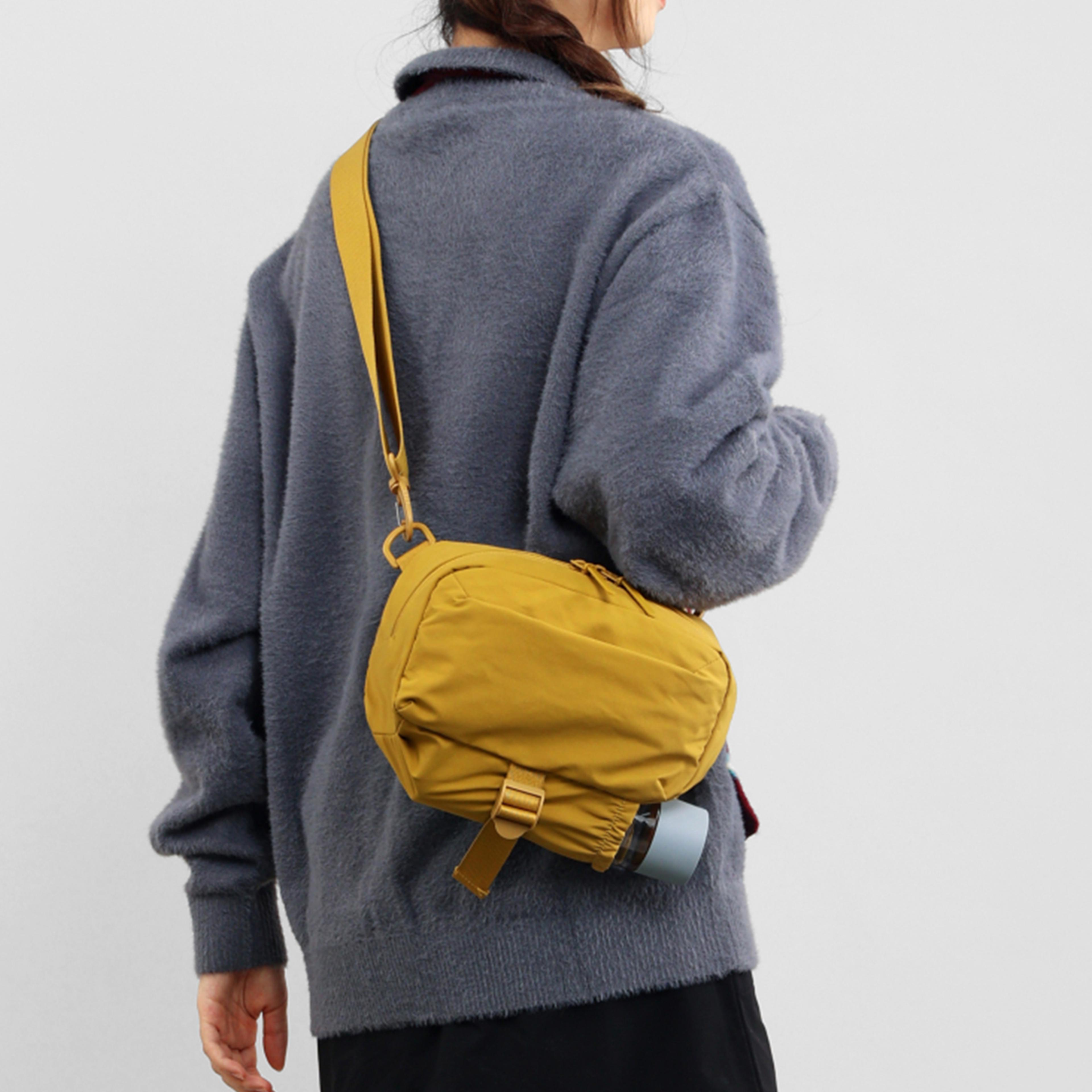 hands free crossbody water bottle bag with phone pocket lightweight hiking water bottle pouch