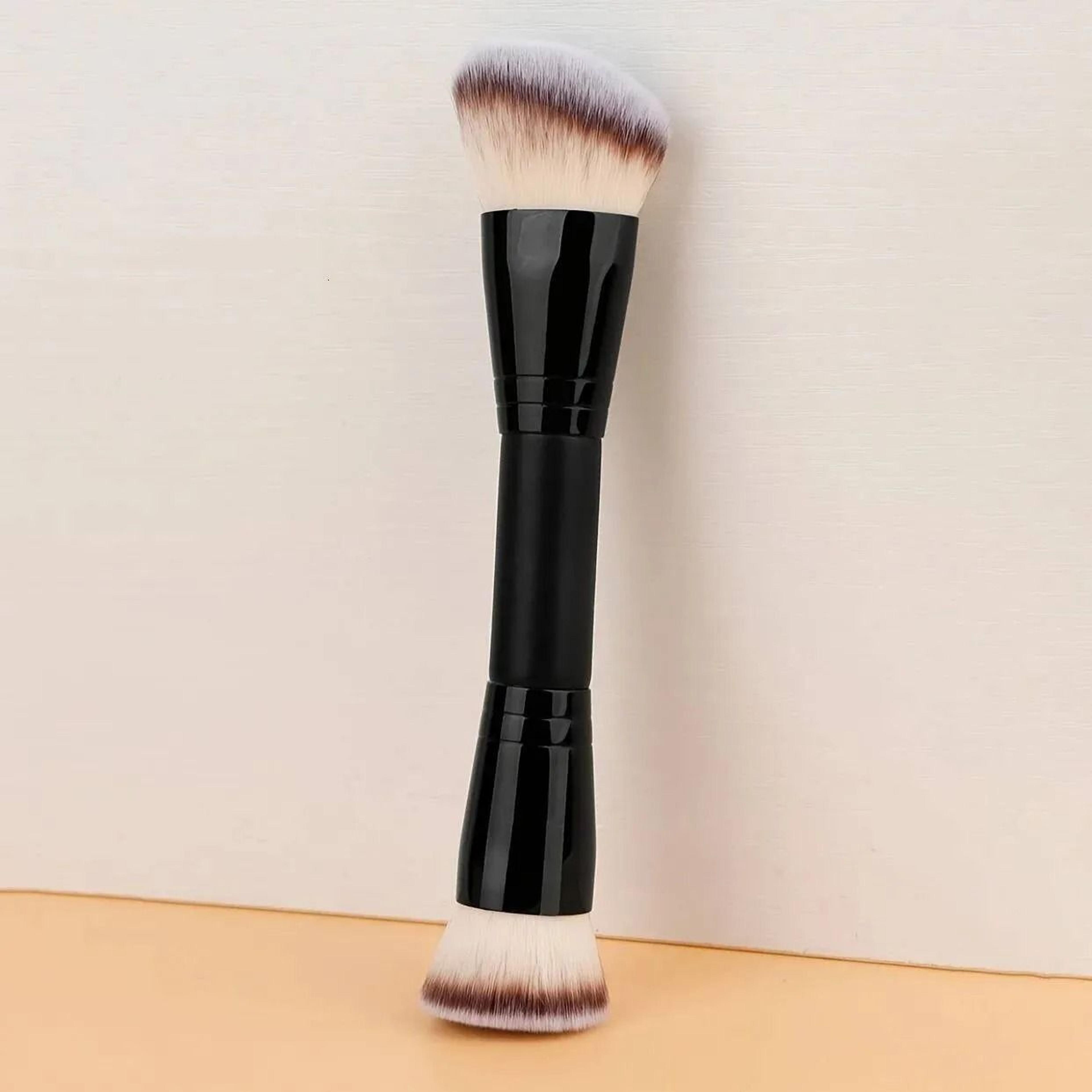 dual ended makeup brush for foundation contour and seamless blending