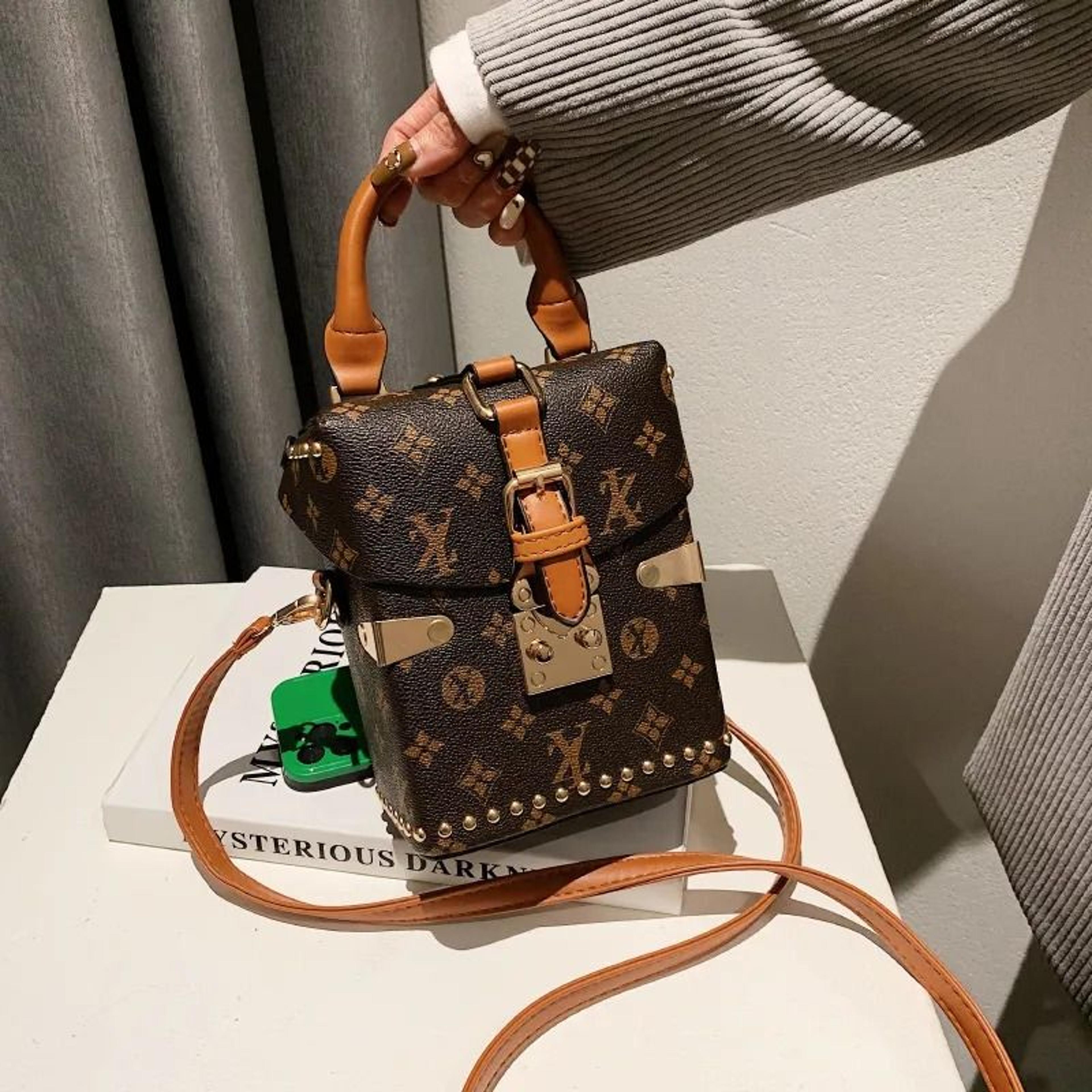 women pu crossbody phone bag with zipper closure and interior pockets