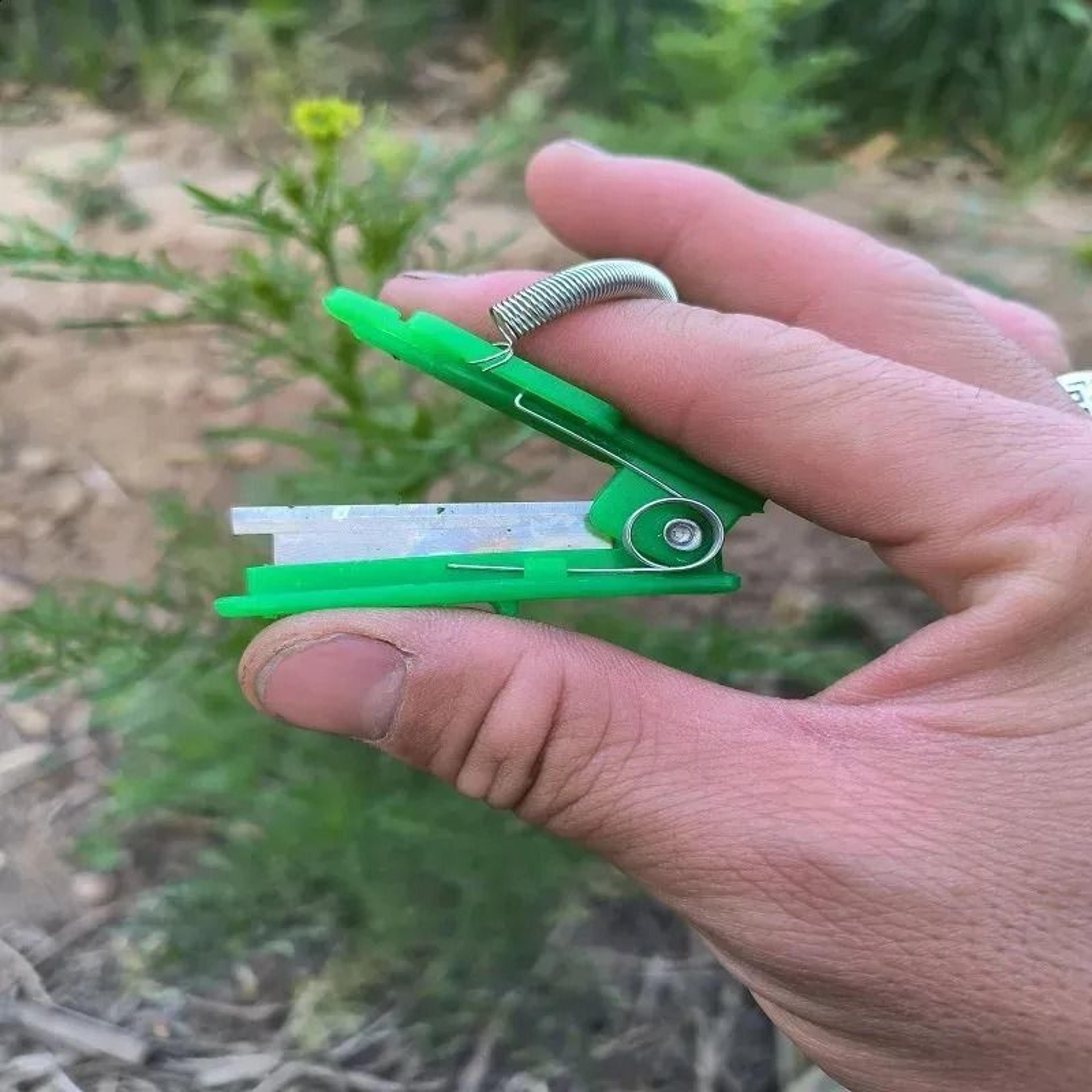 thumb knife fruit and vegetable picking tool with stainless steel cutter