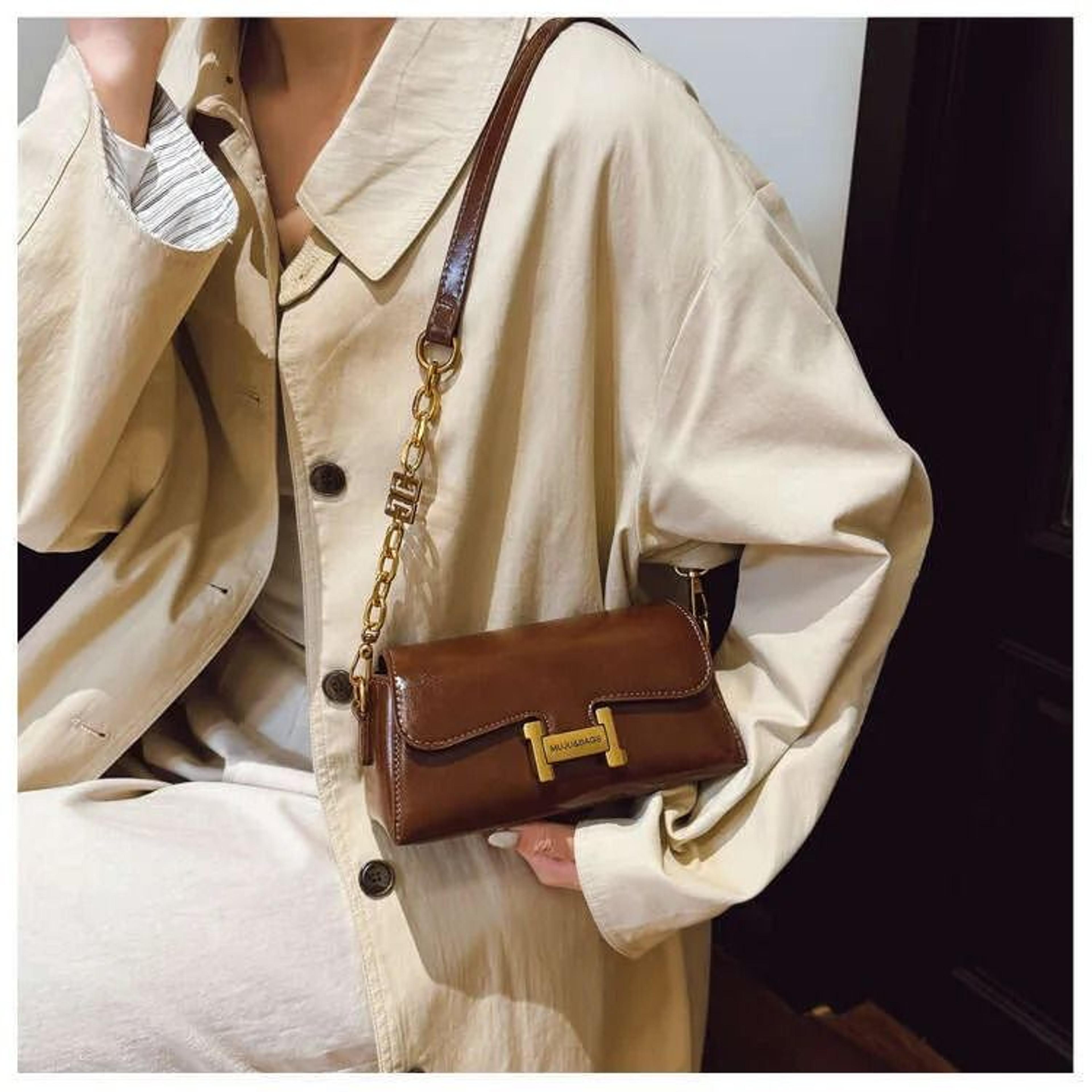 women chain crossbody bag with lock buckle for street style and commuting