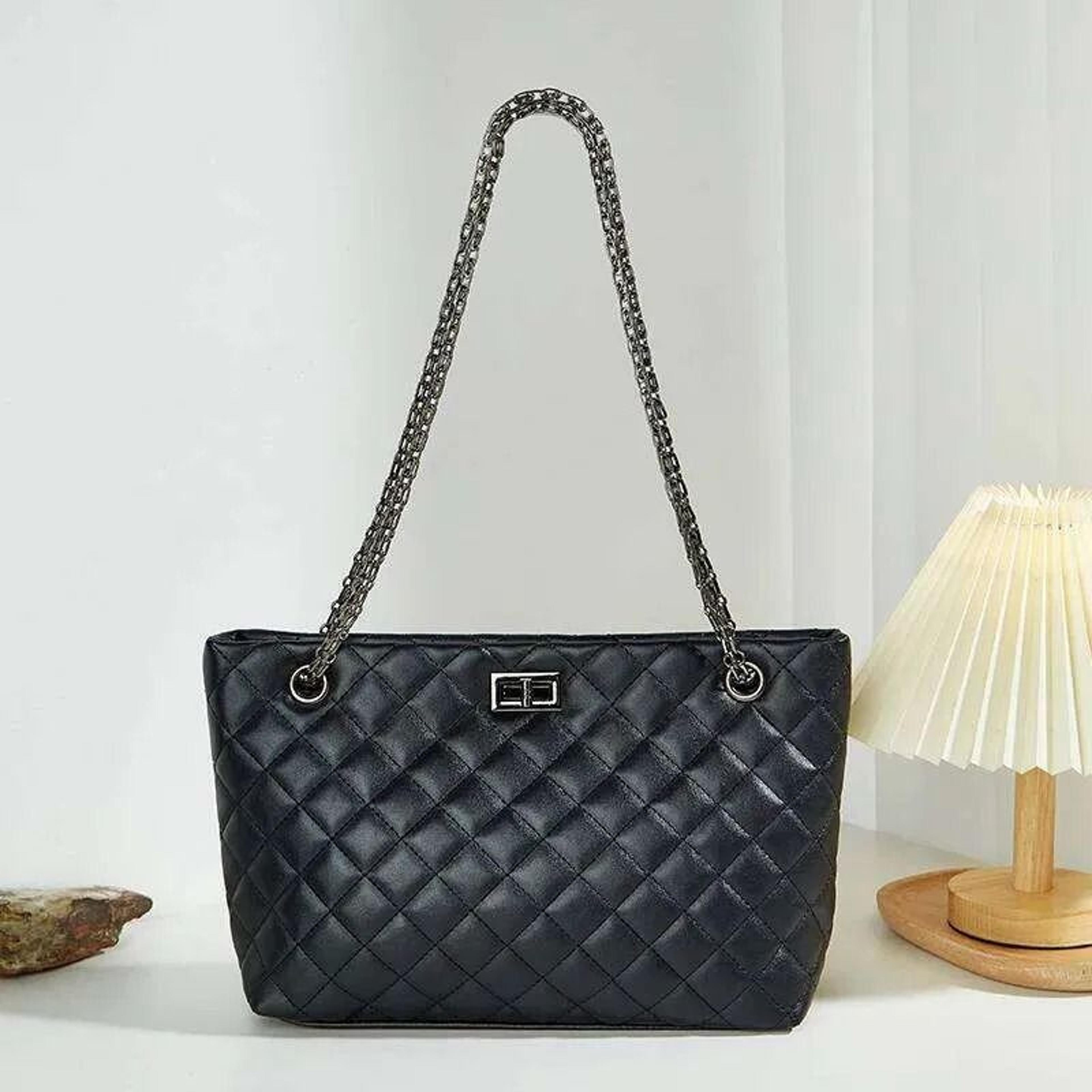 large capacity quilted tote bag with adjustable shoulder strap and zip closure
