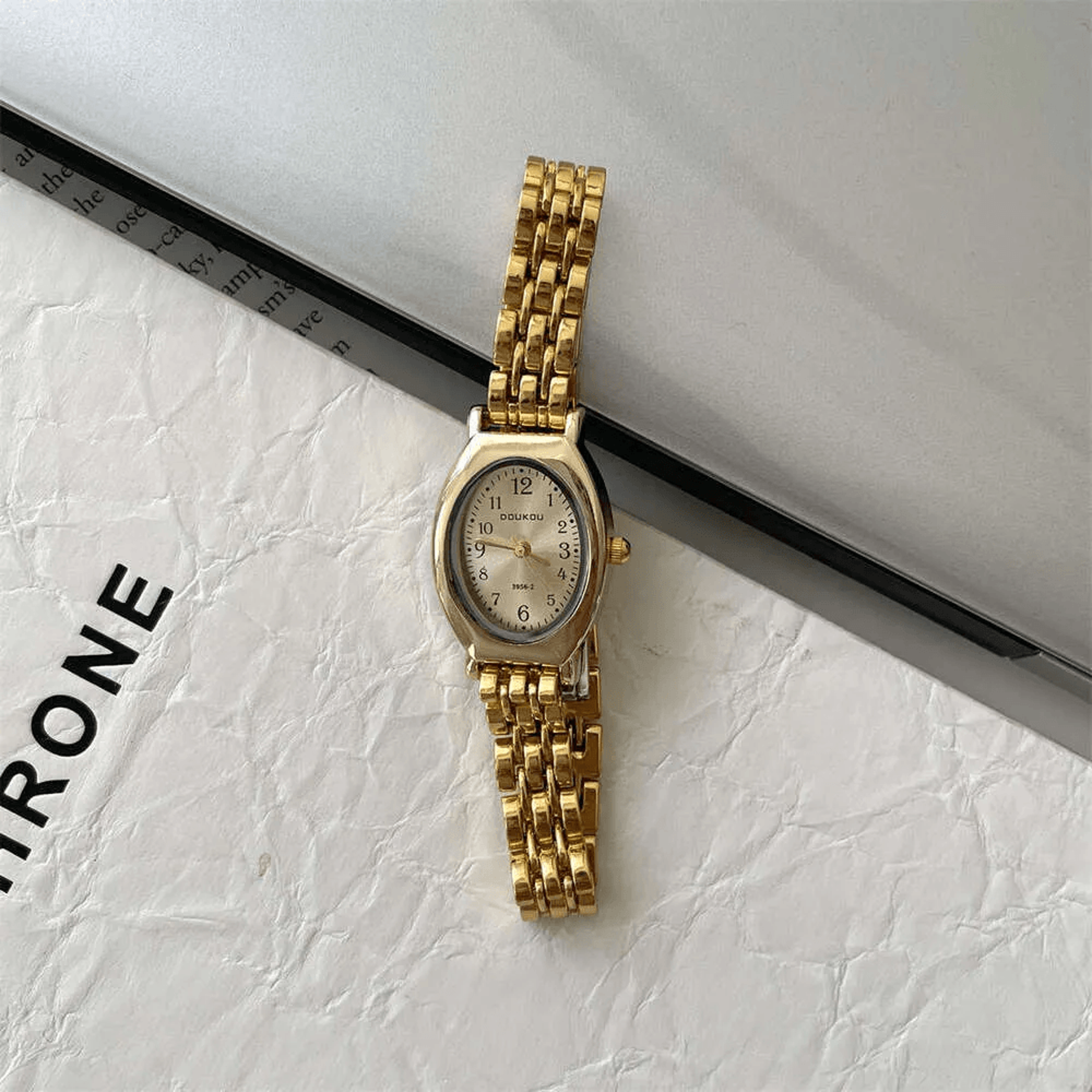 women vintage oval dial quartz watch with stainless steel band