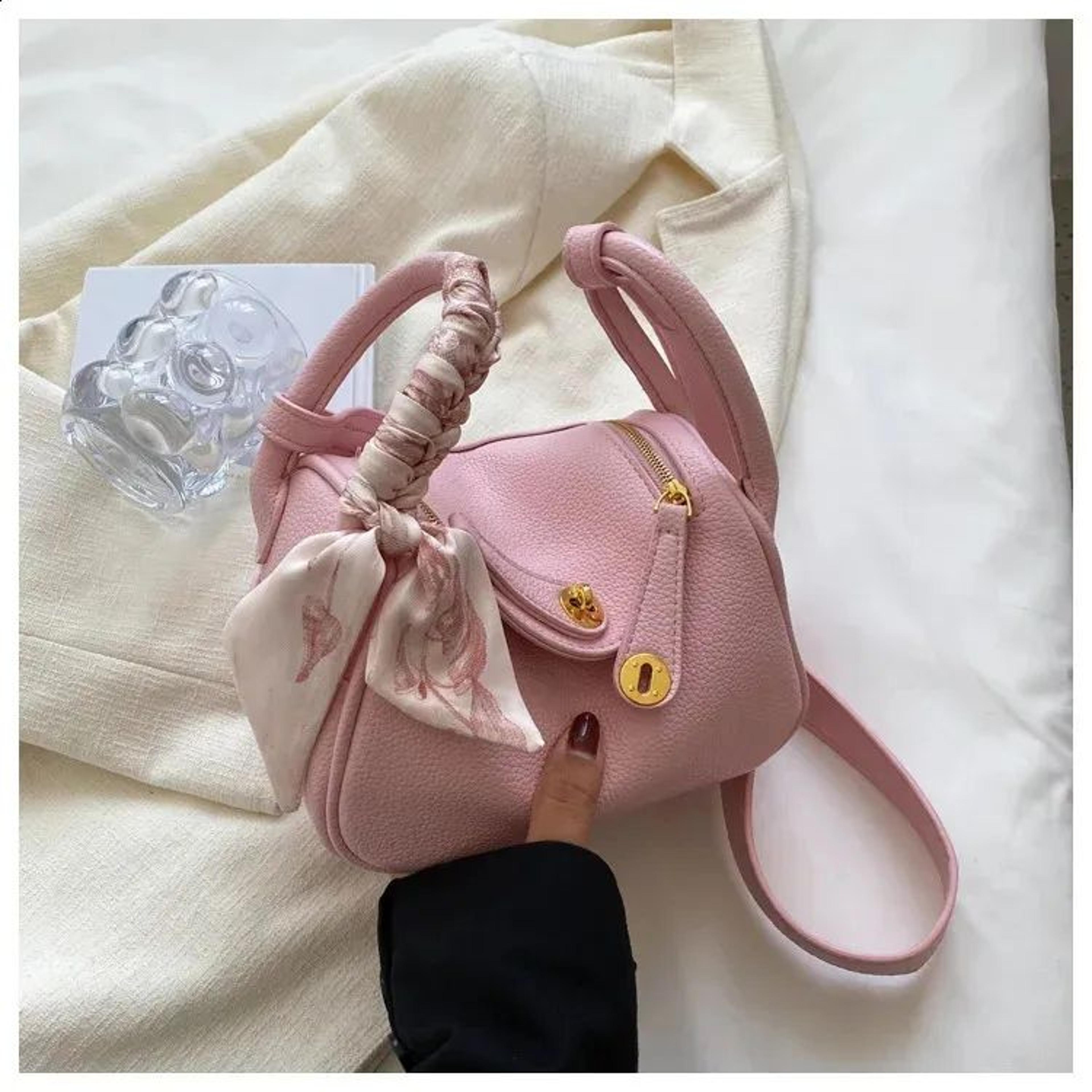 women small pu leather shoulder bag with lychee texture and pillow style