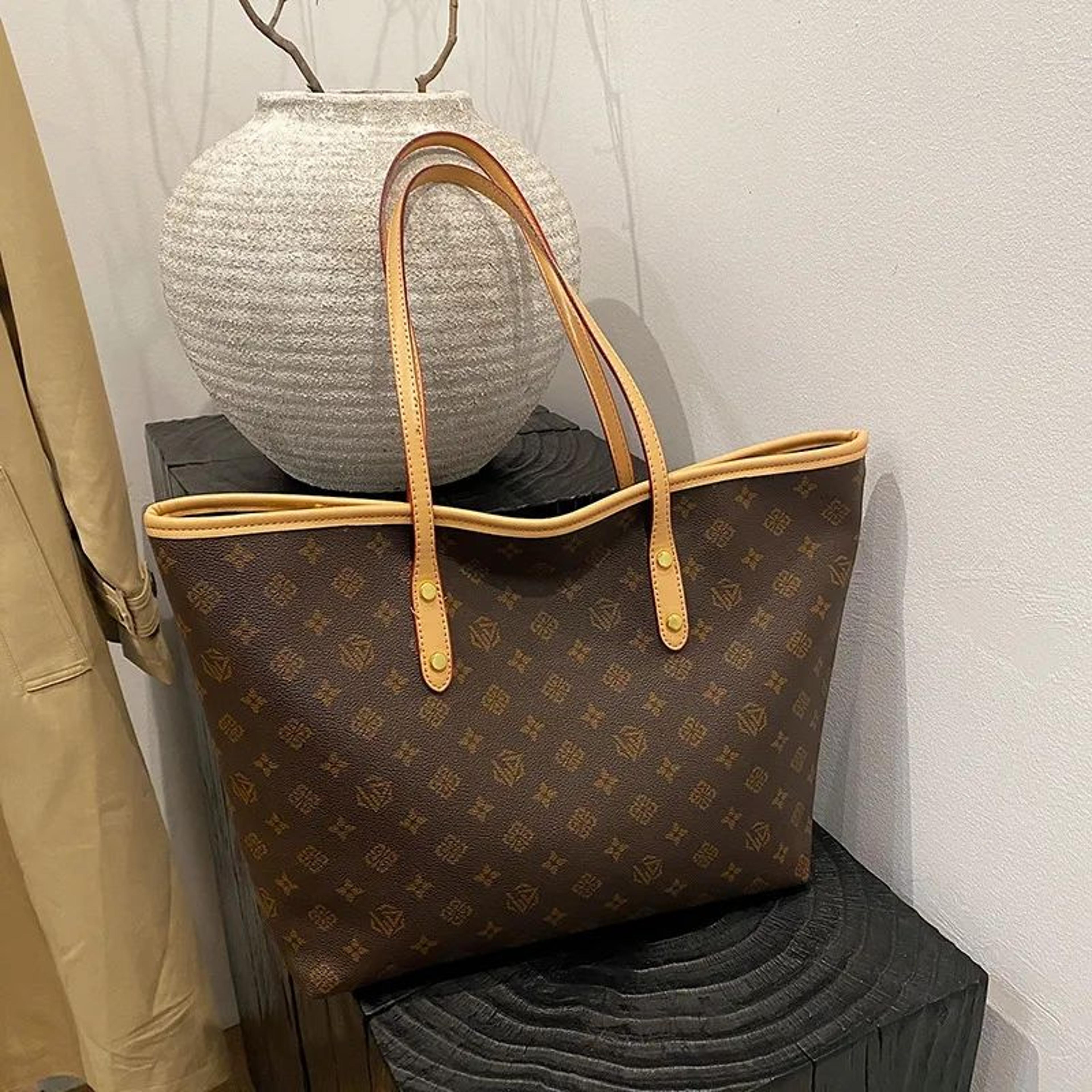 womencarry your everyday essentials in style with this women's prin large capacity printed tote bag with shoulder straps