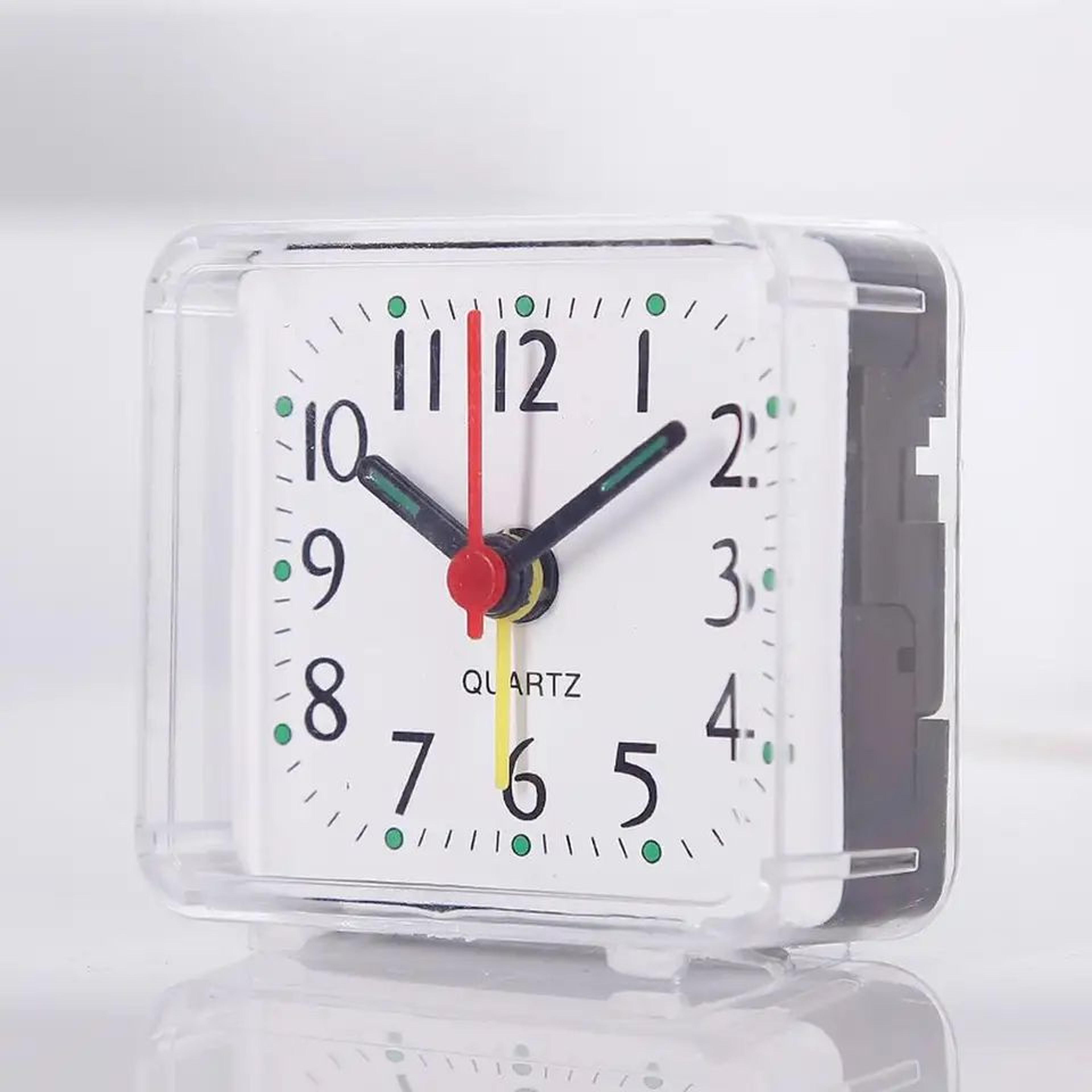 compact bedside alarm clock – battery operated quartz wake up clock with easy read numbers for students & bedrooms