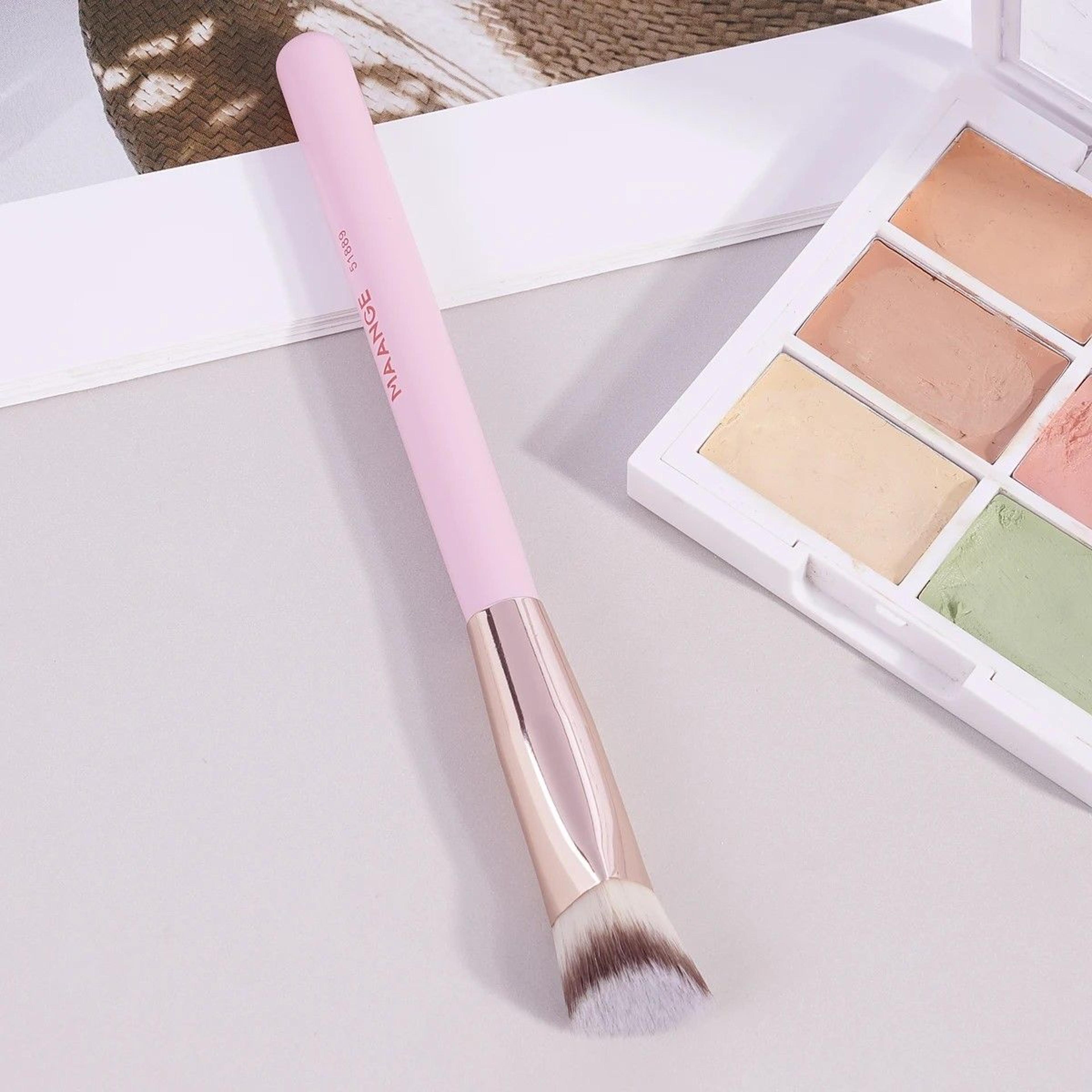 maange precision triangle under-eye concealer & foundation brush