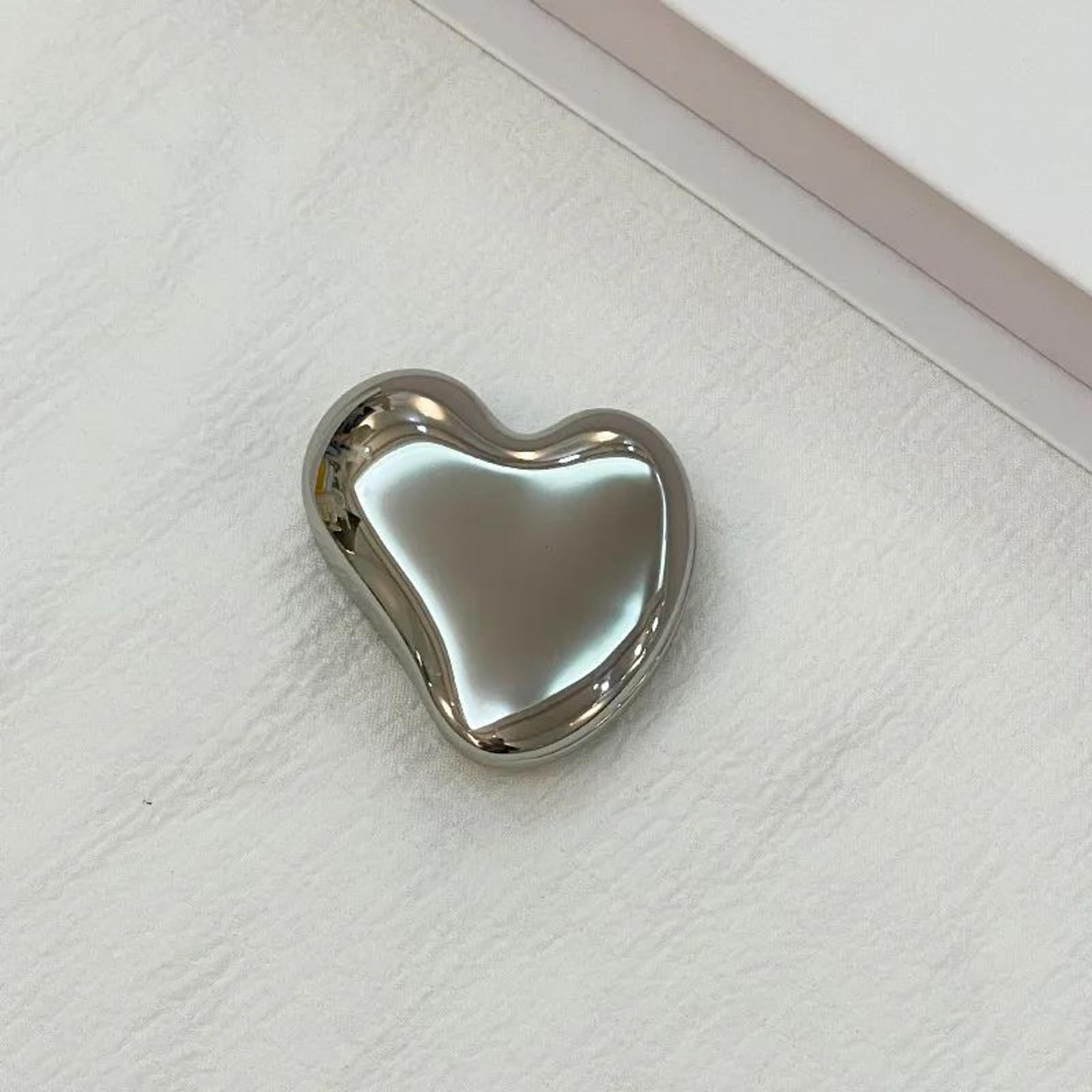 elegant heart-shaped metal pocket makeup mirror