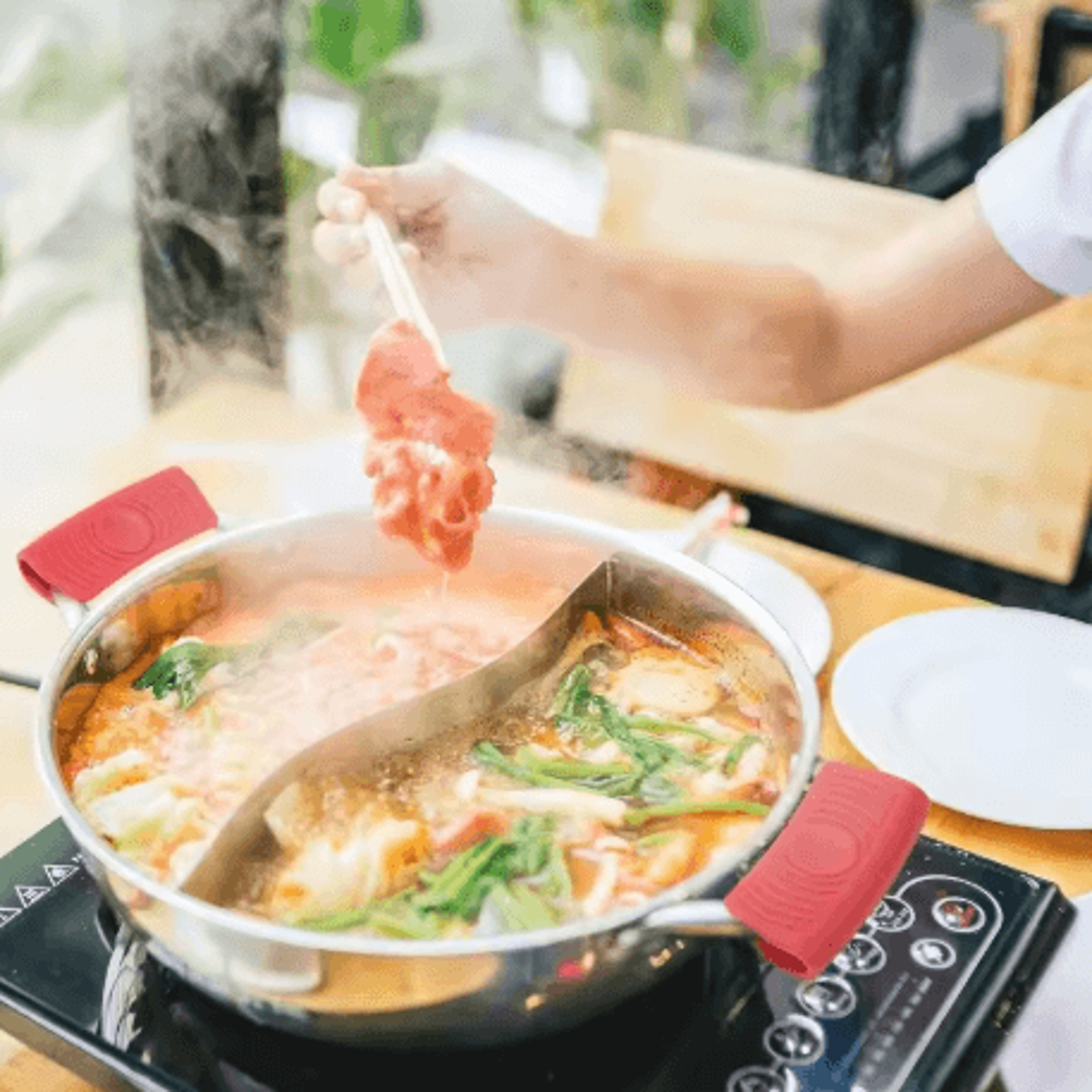 silicone assist handle holders insulated hot pot handle covers for cast iron wok and frying pan red and black