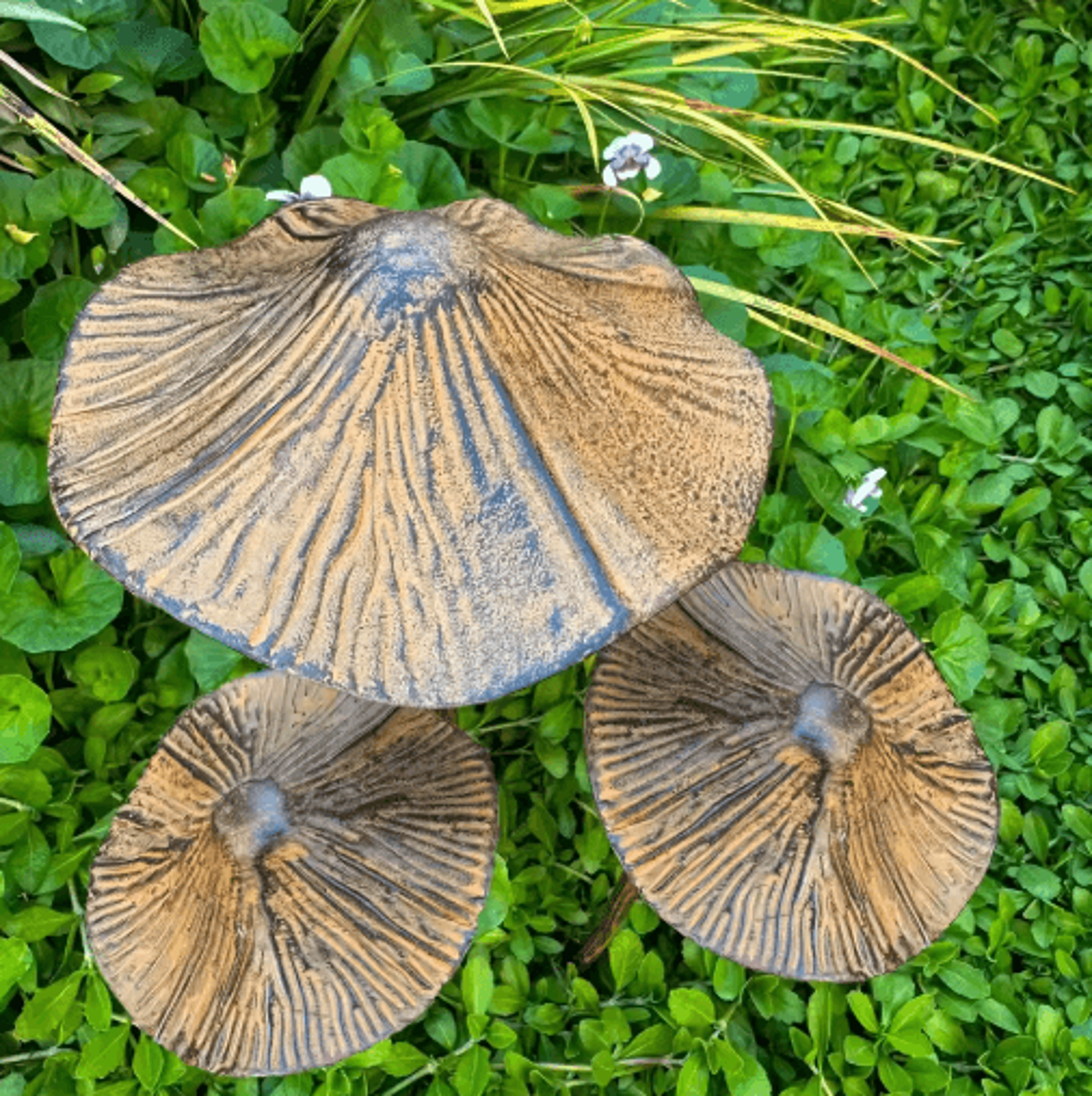 retro rusty metal mushroom garden decor (3-piece set) – vintage outdoor mushroom statues