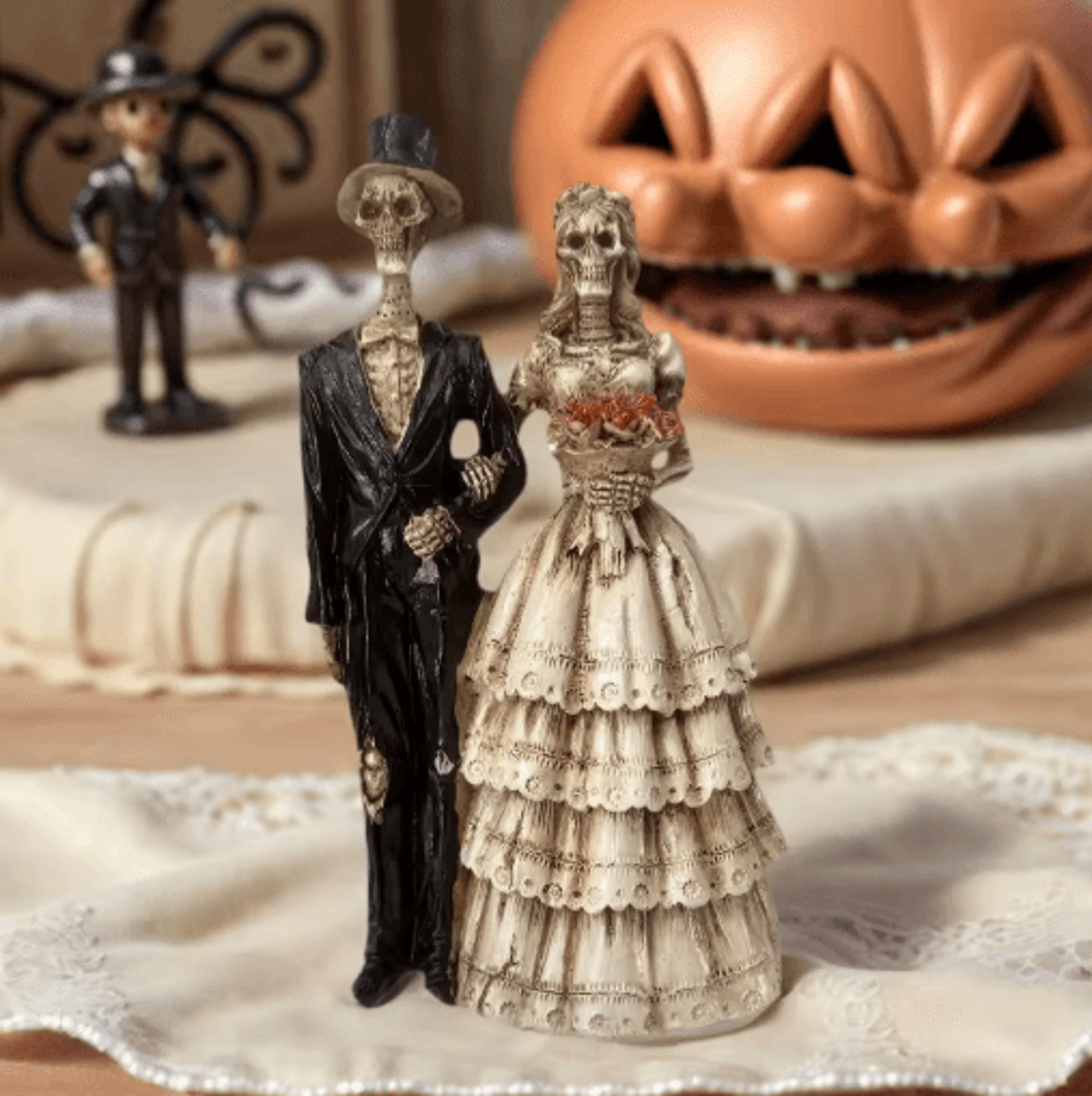 halloween skeleton couple statue in vintage wedding dress style