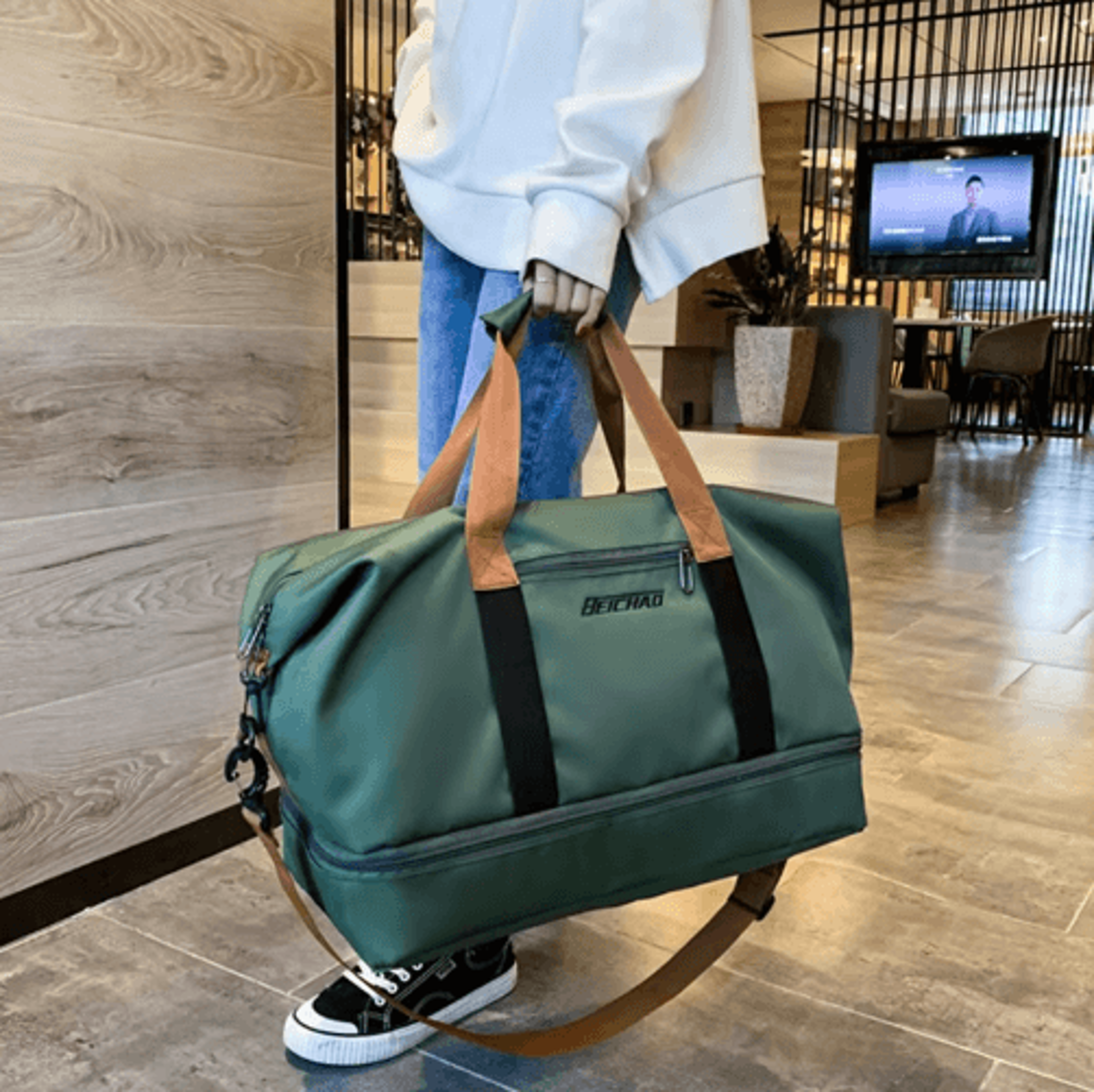 expandable travel duffle bag – large capacity womens gym & overnight shoulder bag