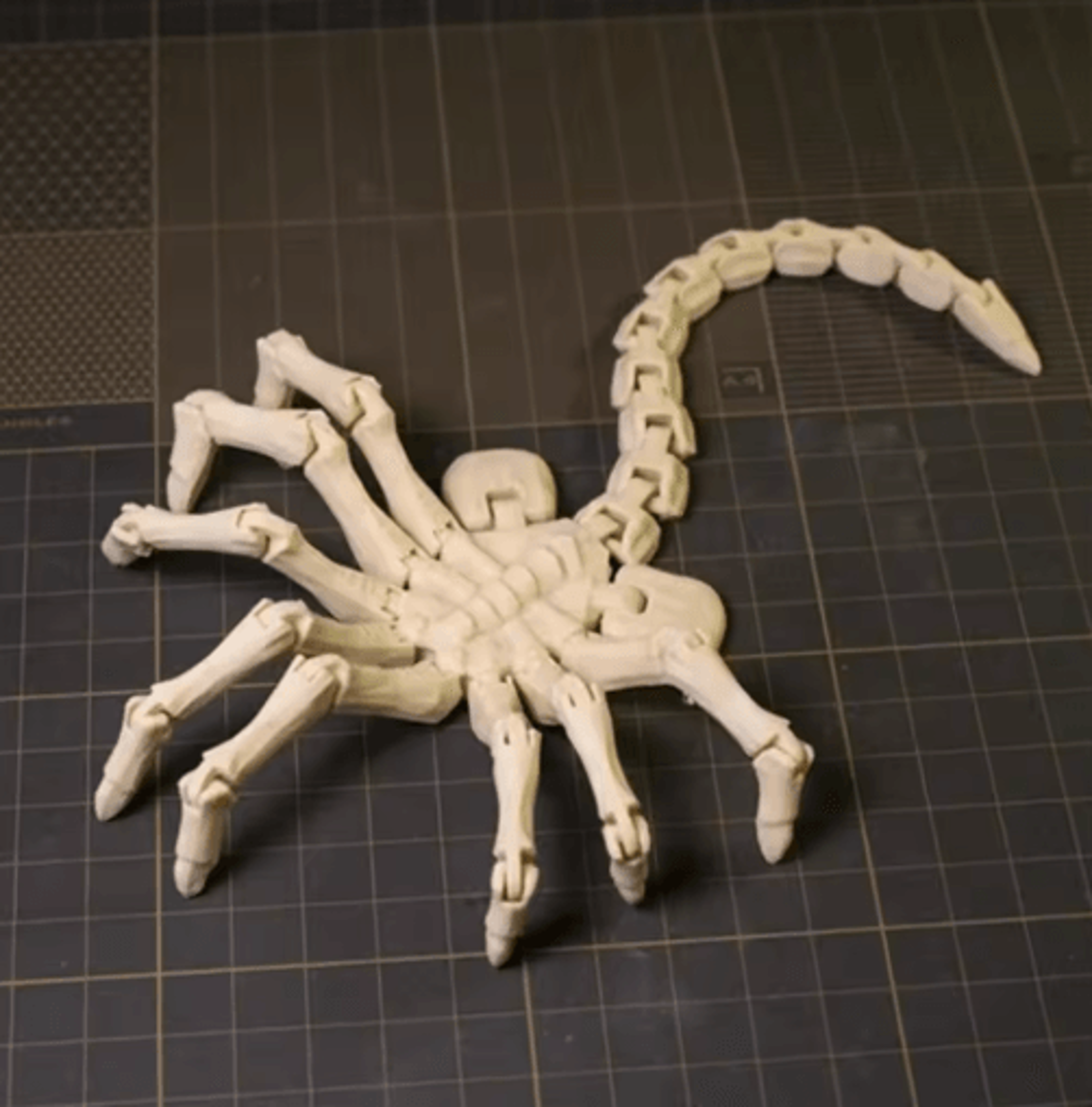 articulated alien facehugger desktop figurine