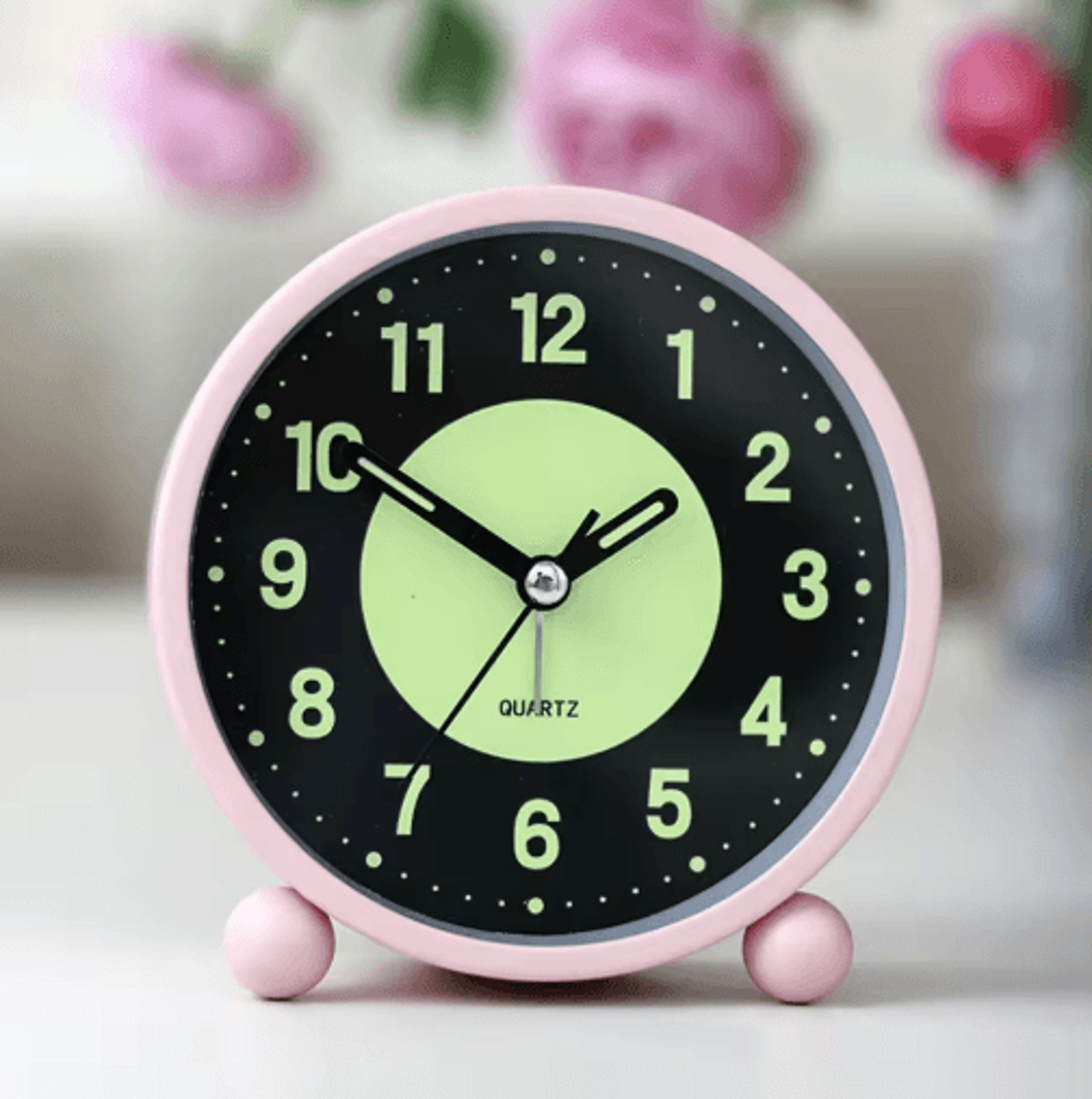 glow-in-the-dark silent alarm clock – non-ticking battery-operated bedside clock