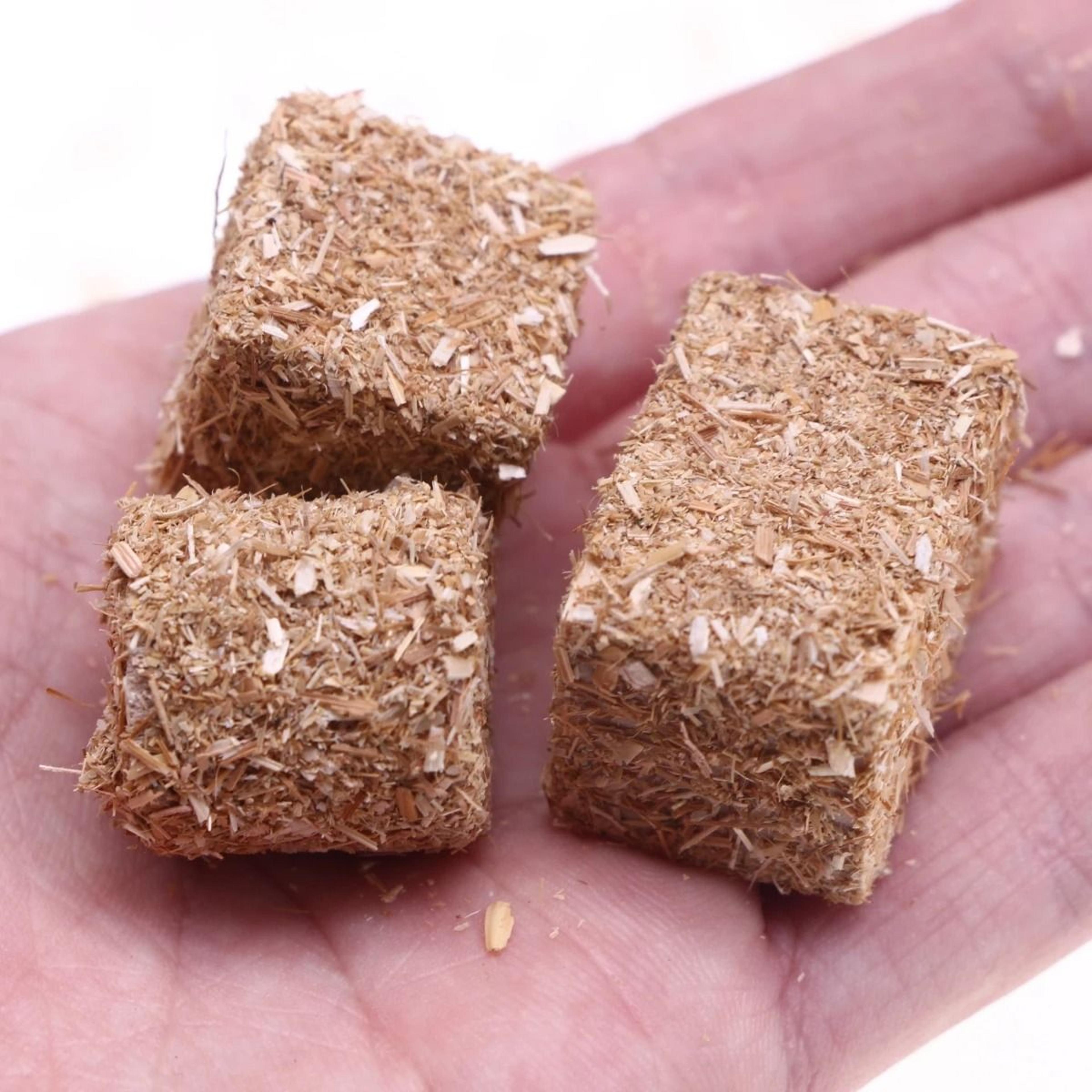 mini natural hay bale decorations for rustic autumn farm party displays