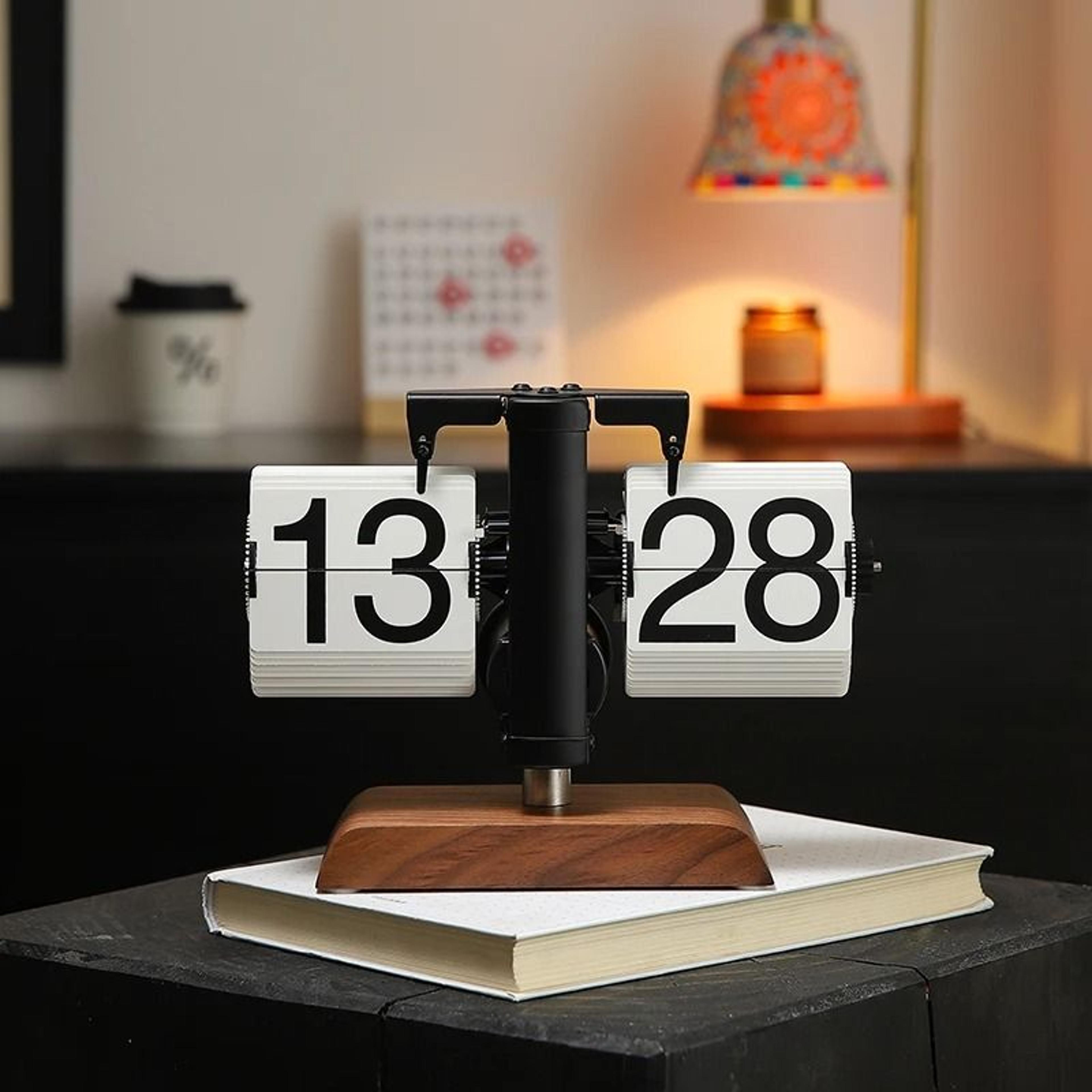retro mechanical automatic flip desk clock battery powered table clock