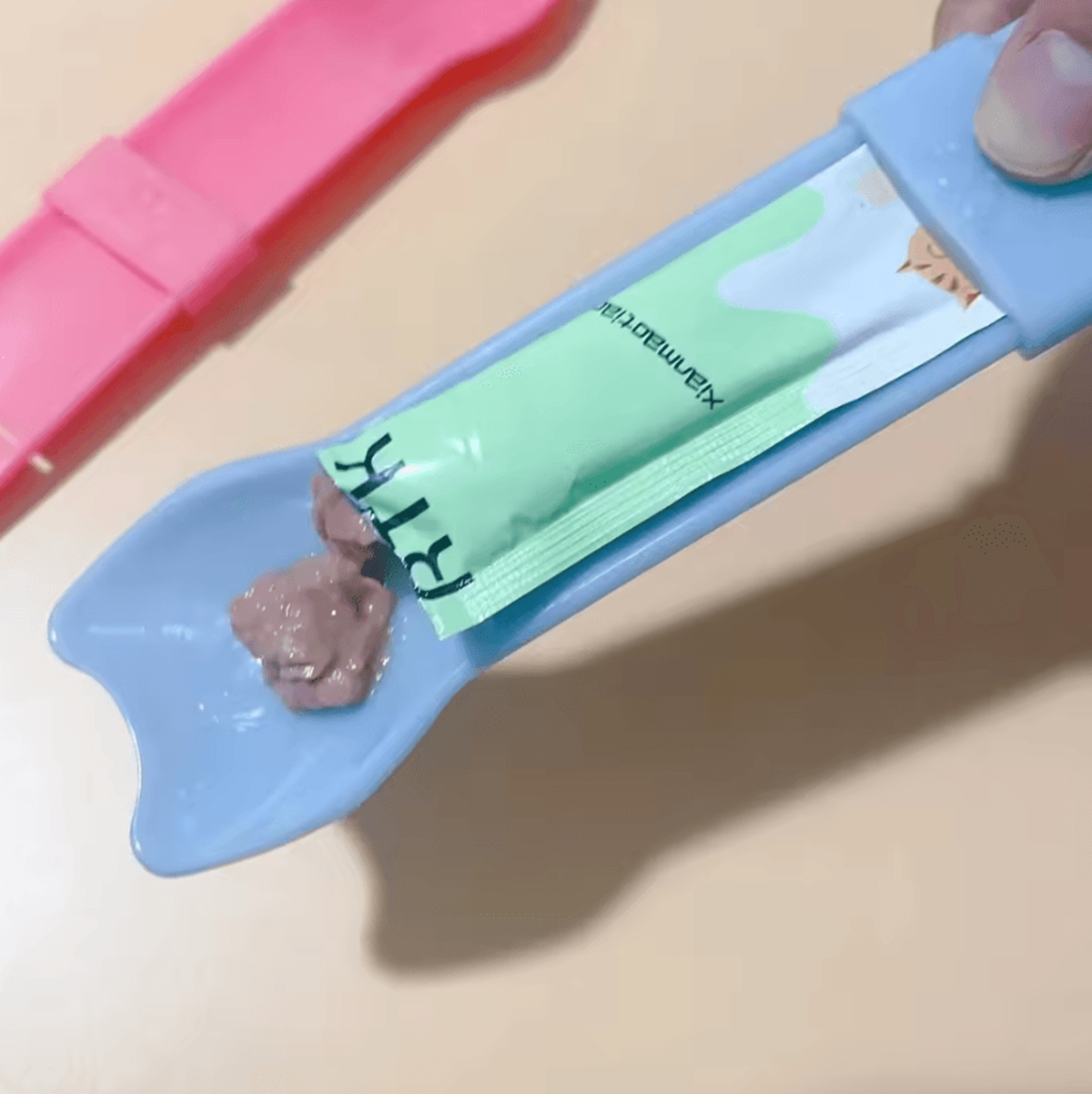 cat treat squeeze spoon feeder for lickable wet treats