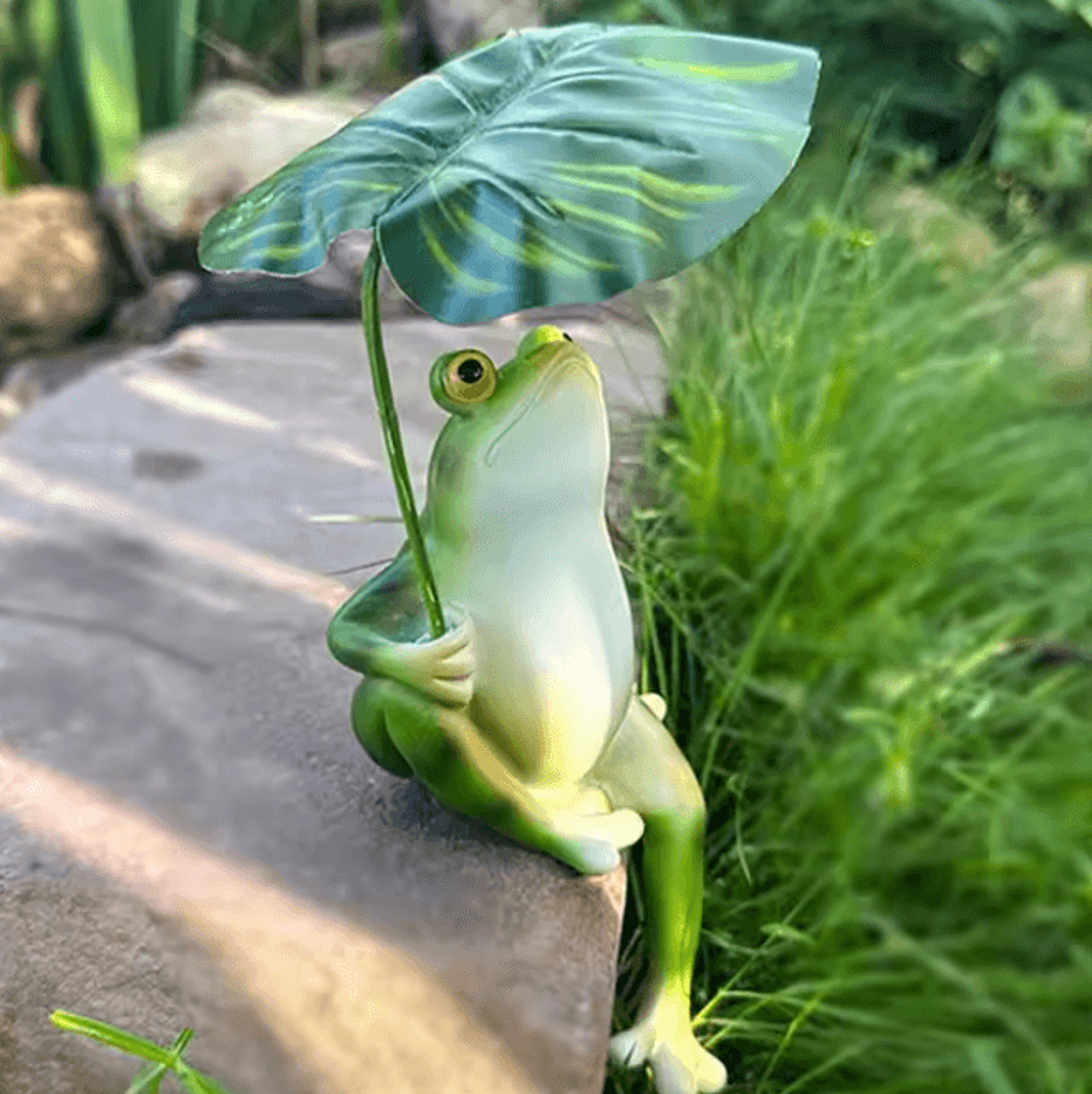 cute resin frog garden statue holding leaf umbrella