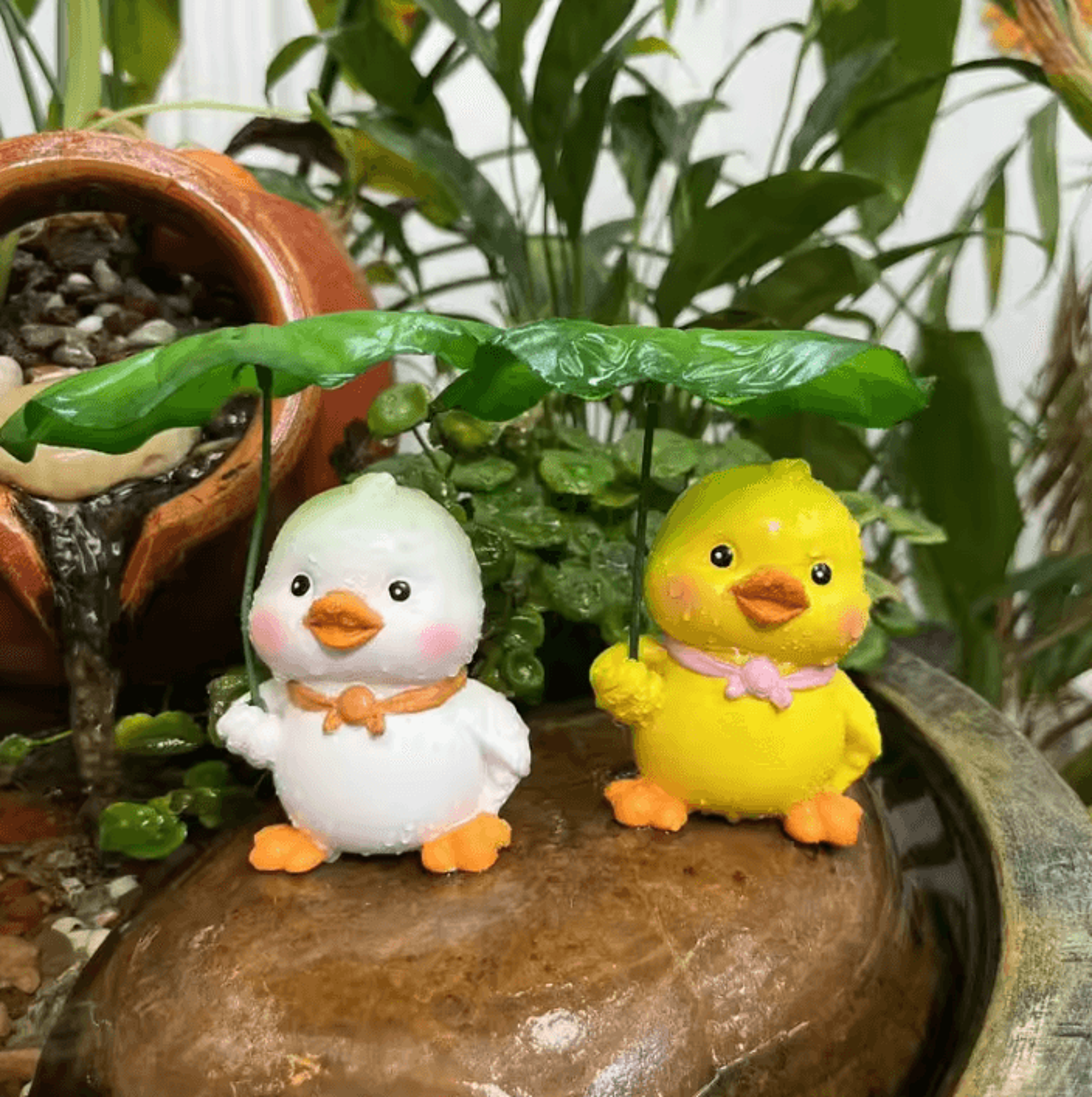 cute duck garden statue with leaf umbrella – resin outdoor figurine for patio, pond & fairy garden decor