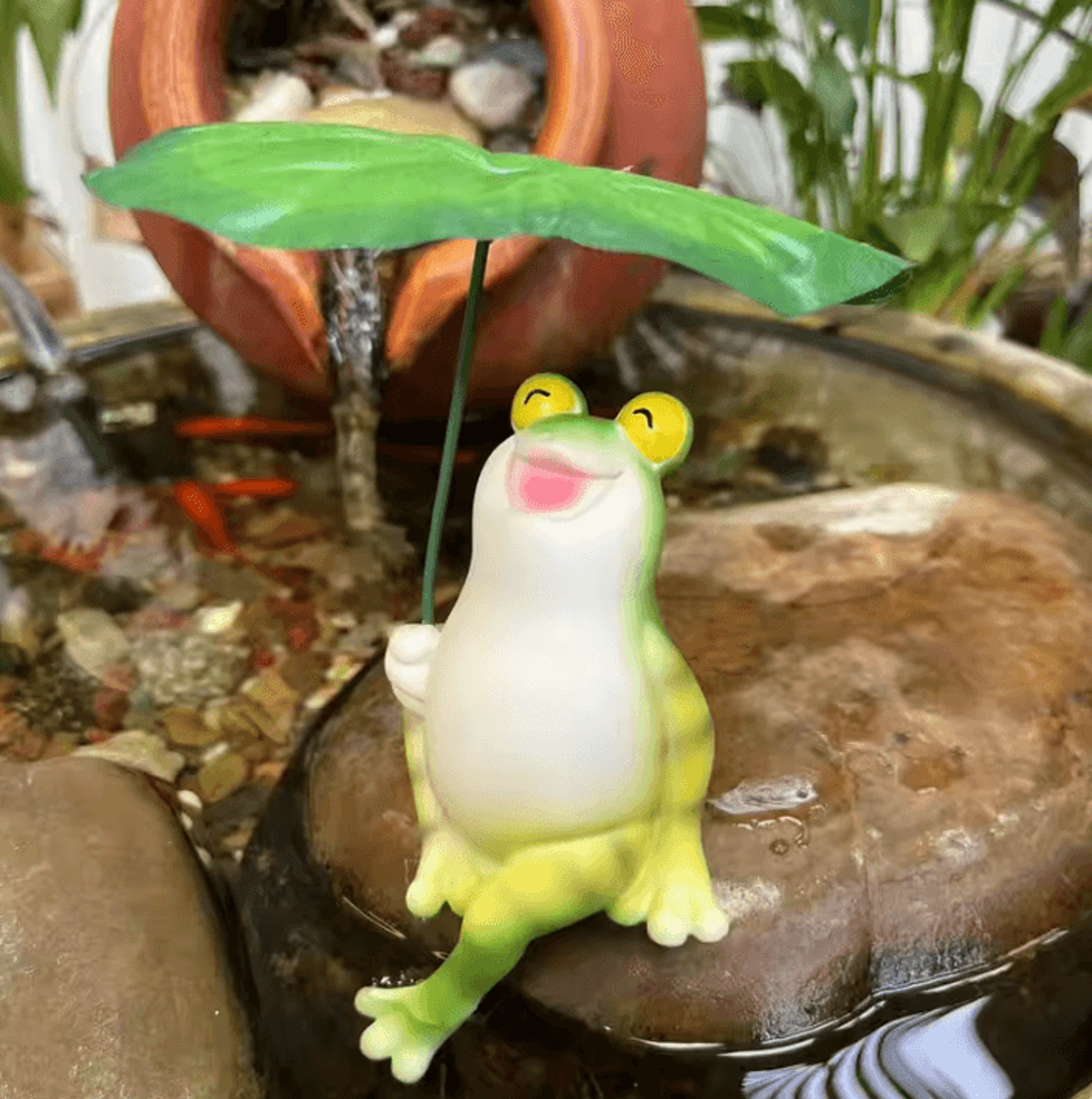 cute smiling frog garden statue with leaf umbrella for patio and fairy garden decor