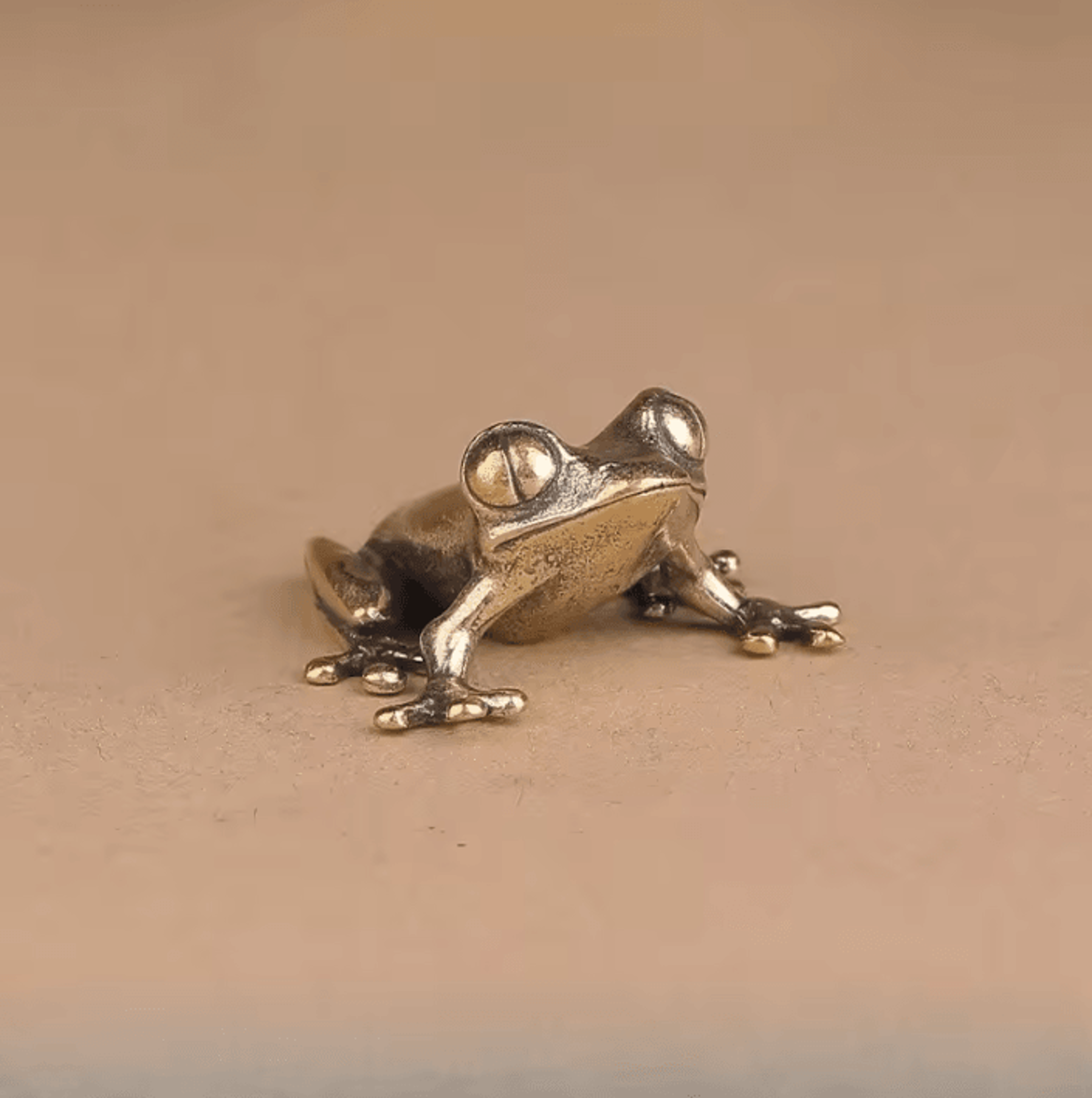 retro brass mini frog figurine – vintage toad tea pet & desktop ornament