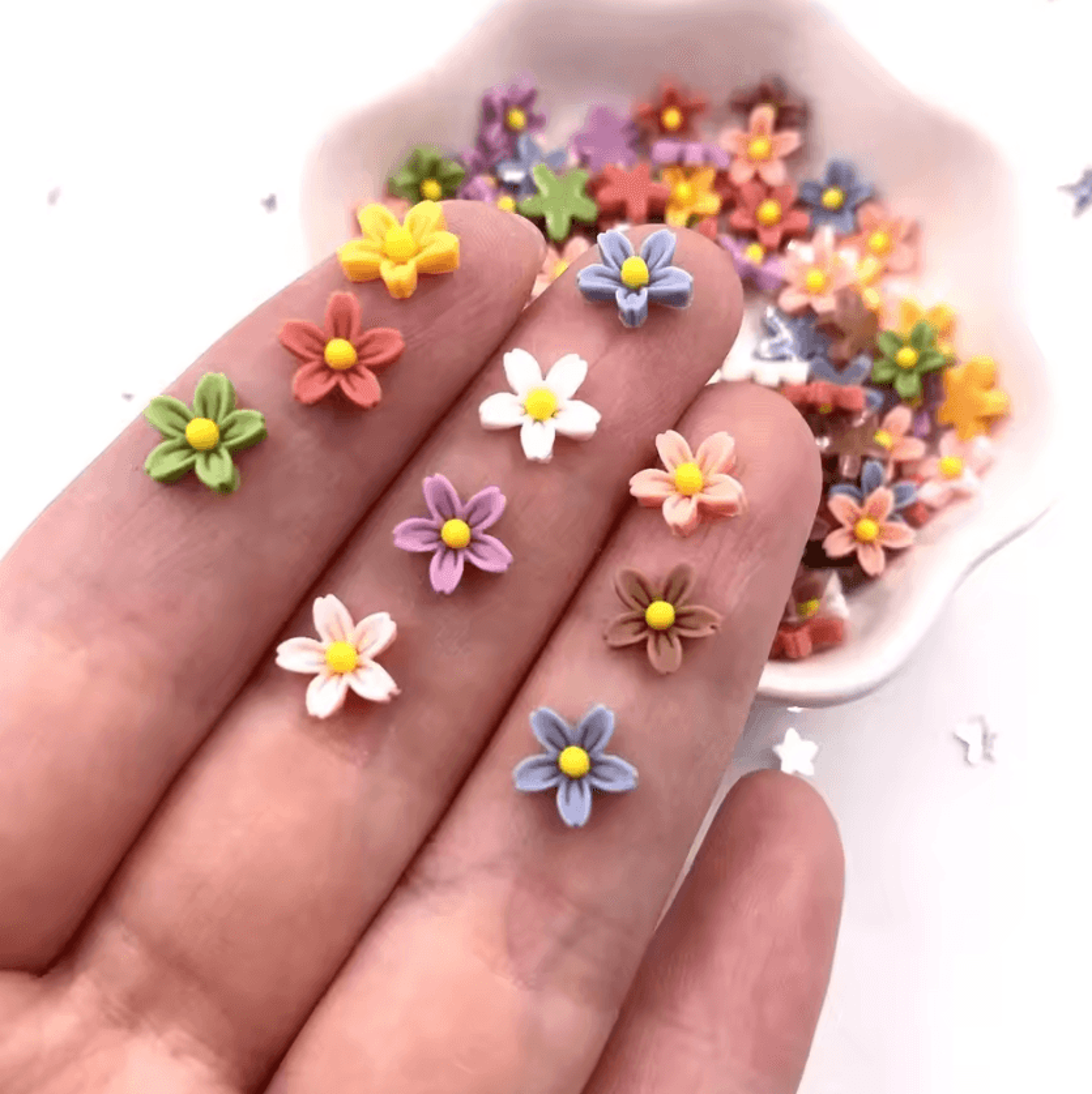 100-piece 8mm colorful resin mini flower flatback gems for nail art and crafts