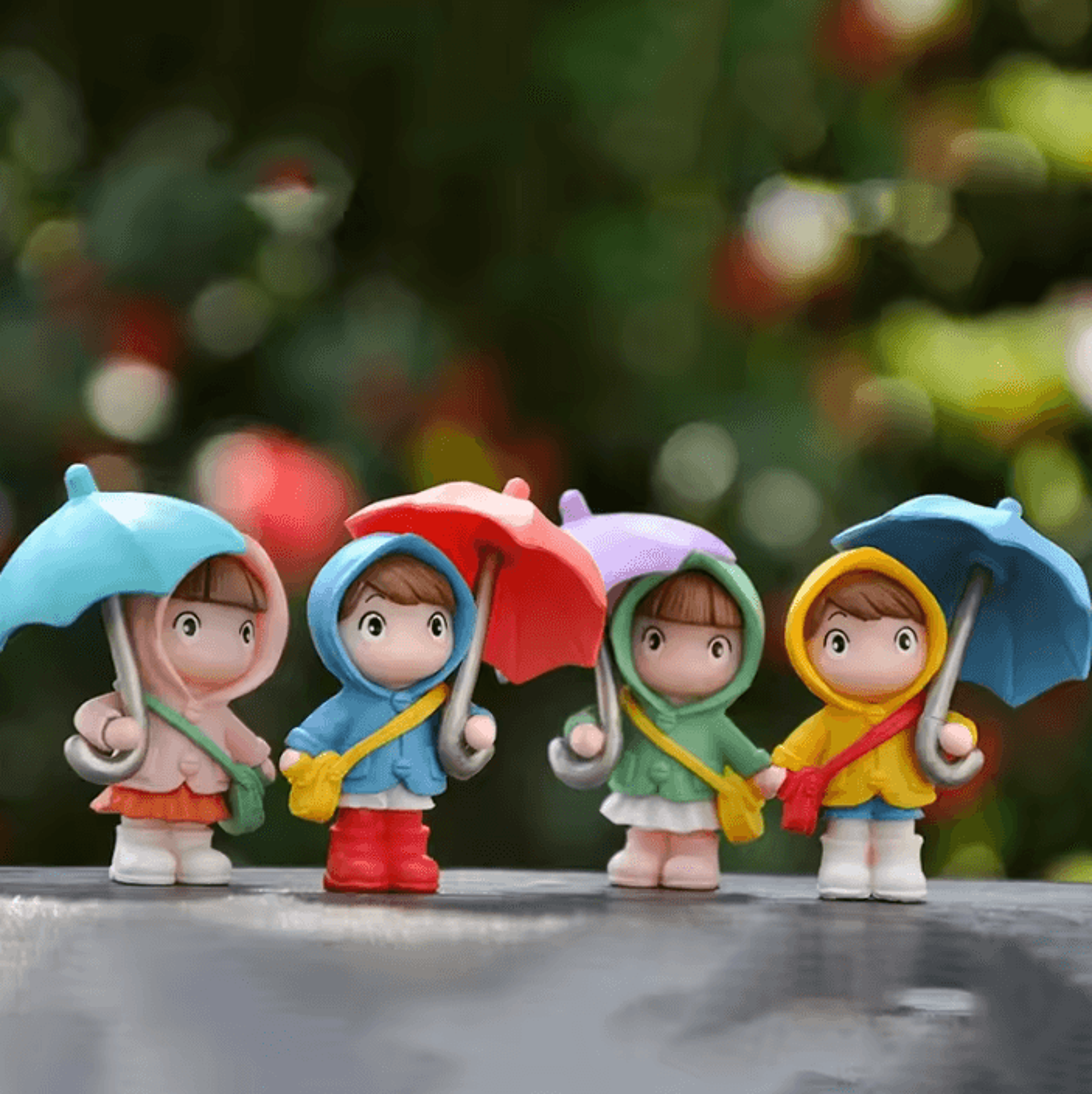 4-piece cute umbrella couple car dashboard figurines for interior decoration