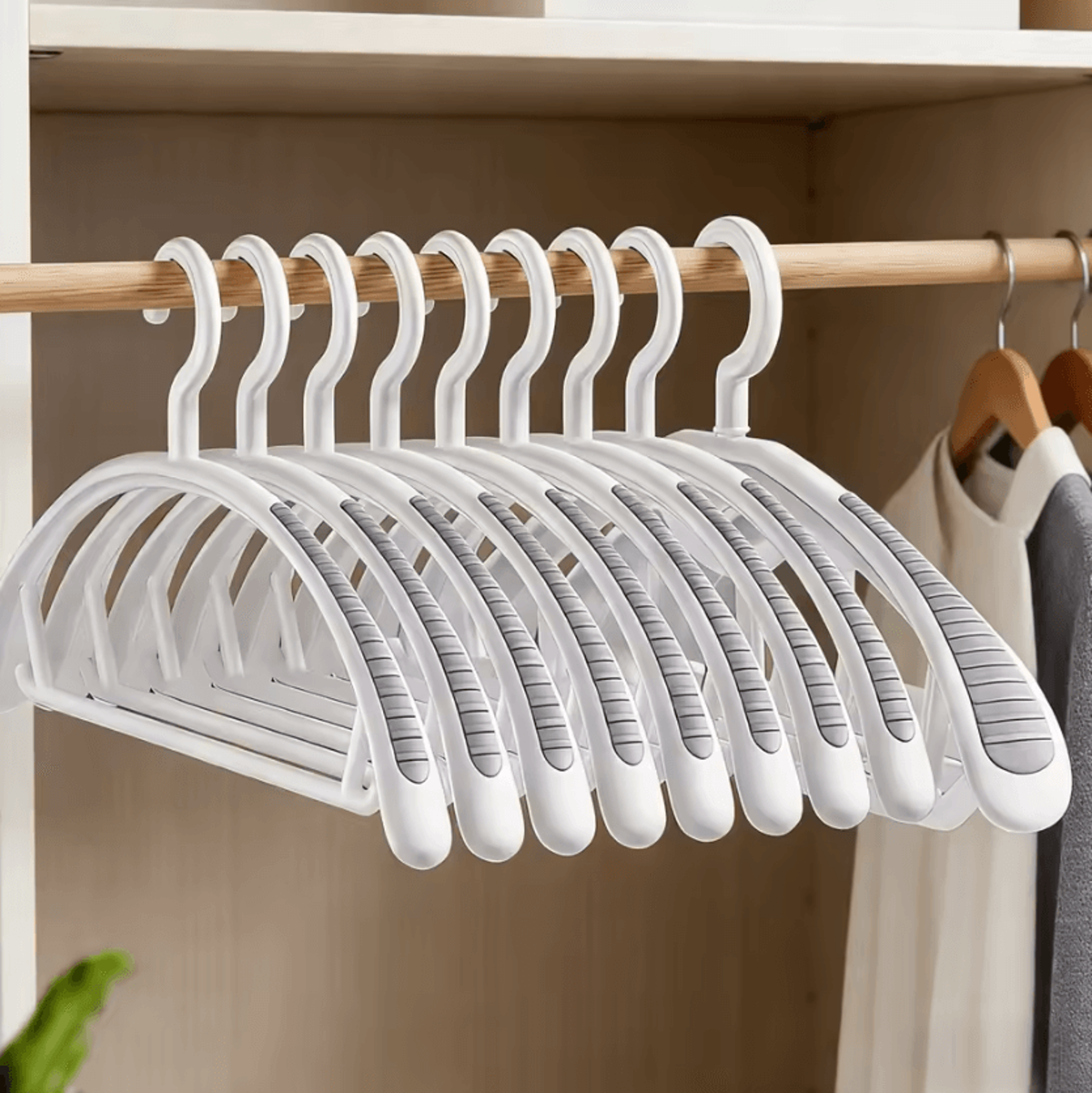 10 pack wide shoulder non slip heavy duty clothes hangers