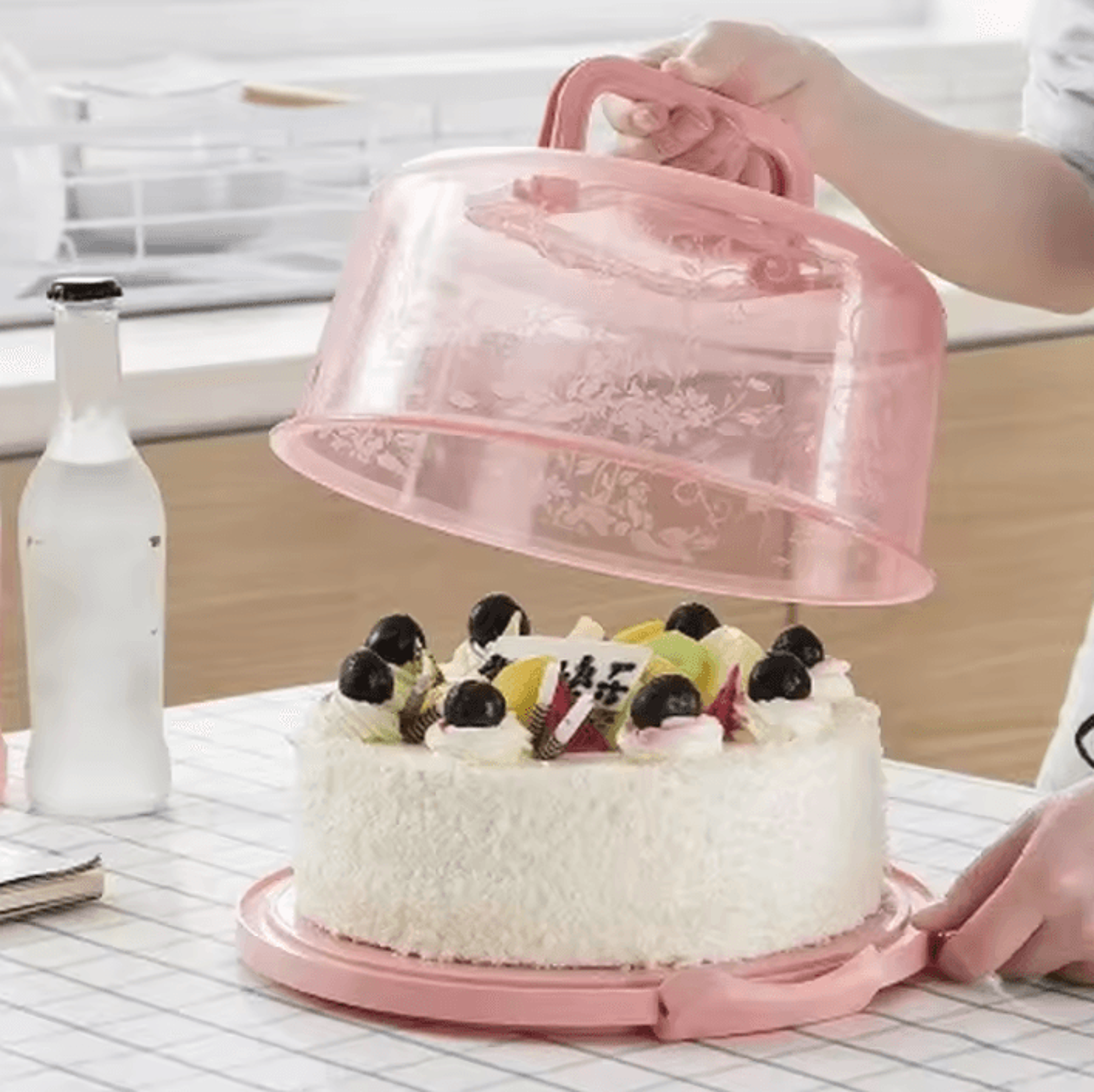 portable cake carrier with handle and dustproof lid