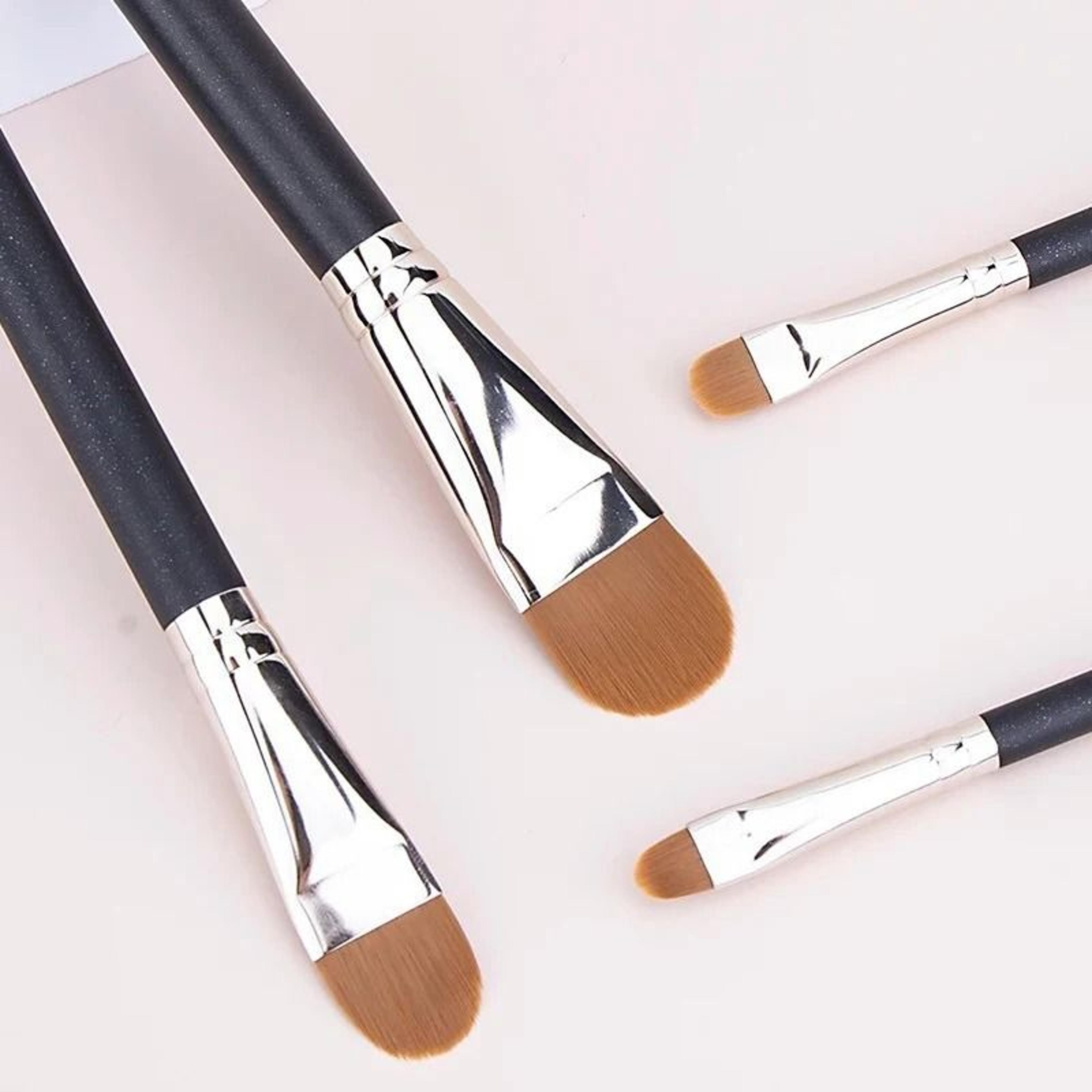 ultra thin flat foundation and concealer brushes in 4 precision sizes for liquid and cream makeup