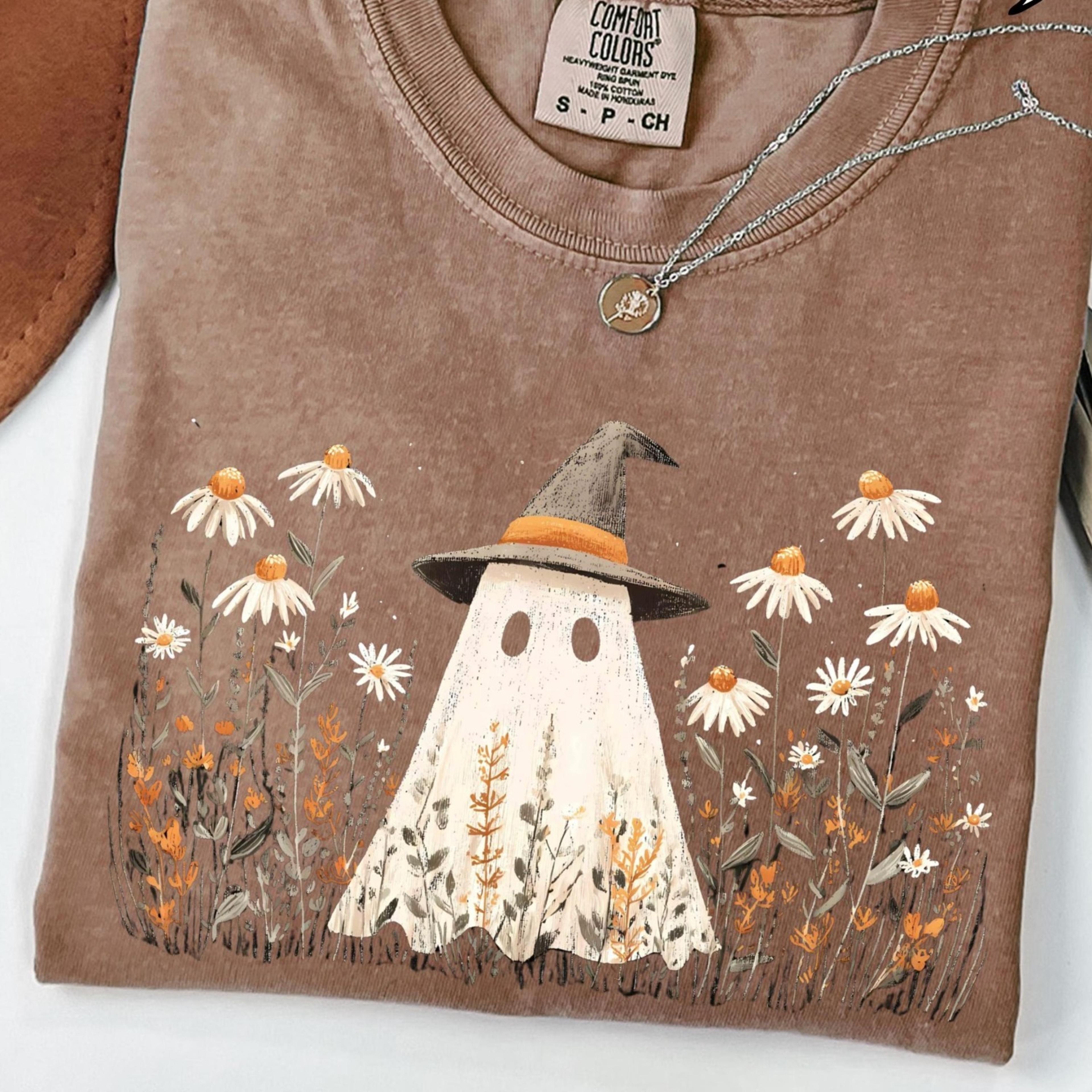 cute ghost t-shirt, floral ghost shirt, retro halloween shirt, fall aesthetic halloween shirt, daisy flower shirt