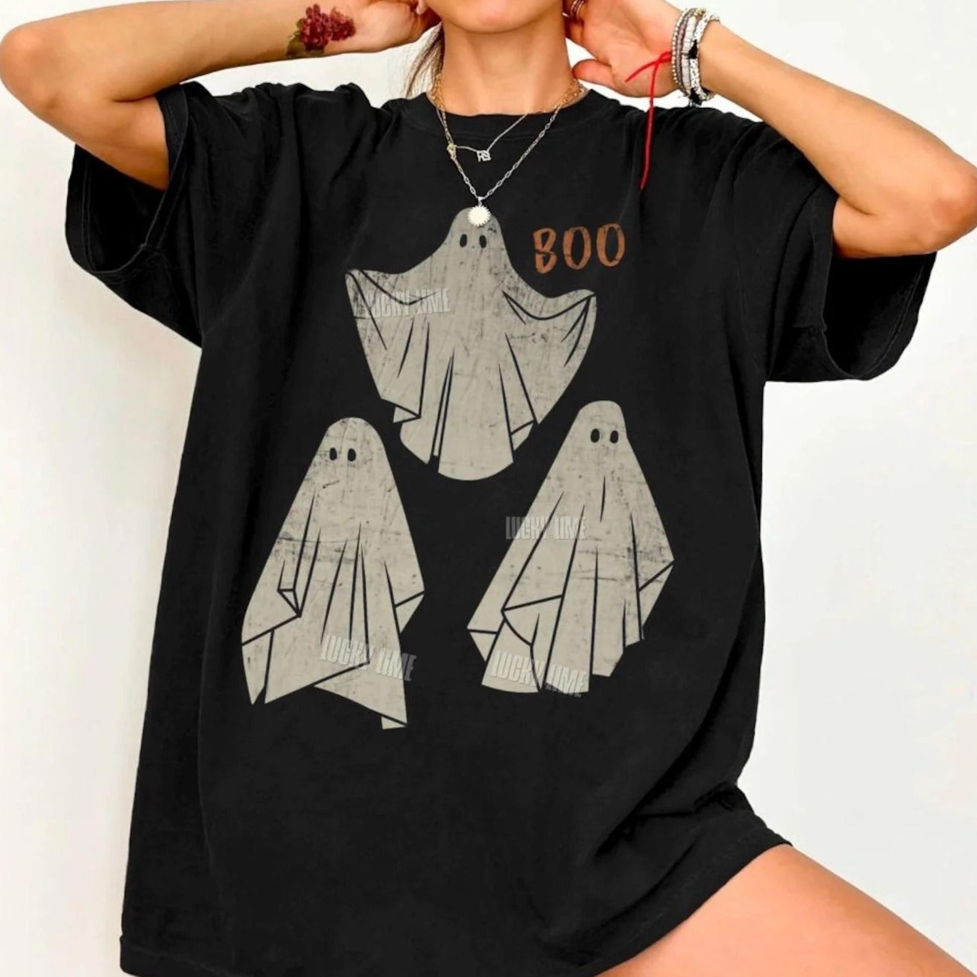 halloween tshirt, vintage haunted house shirt spooky season graphic tee, spooky vibes, cute ghost
