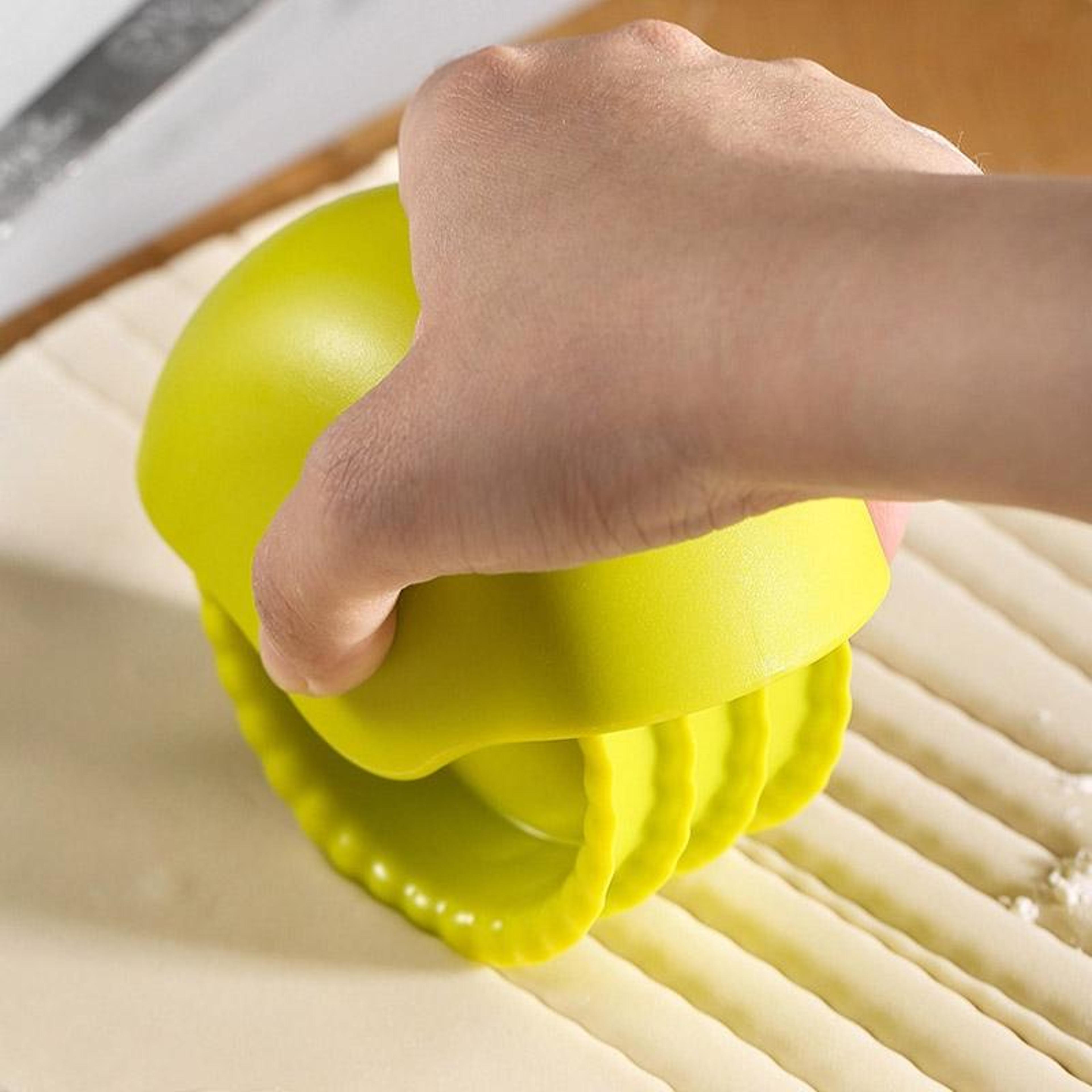 ergonomic pasta cutter wheel & pizza crimper for perfect dough edges