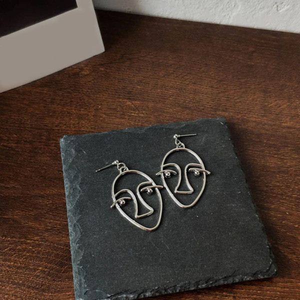 Zinc Alloy Wire Face Earrings