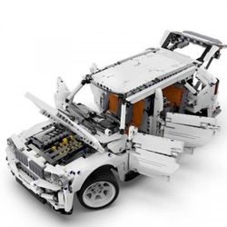Erector set CADA deTech BMW G5 4WD SUV (2208 parts)