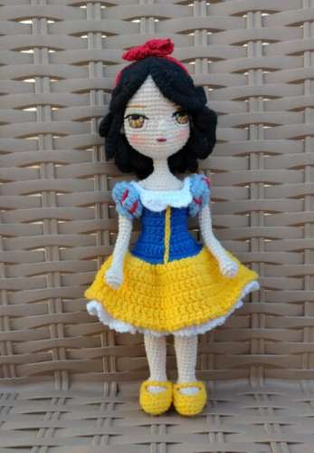 Princess Snow White amigurumi crochet doll pattern