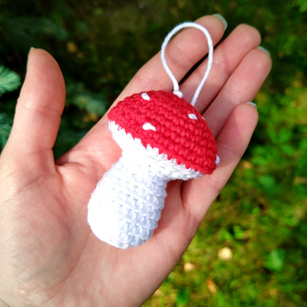 Crochet mushroom ornament small.jpg