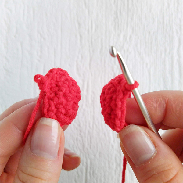 how to make crochet hearts.jpg